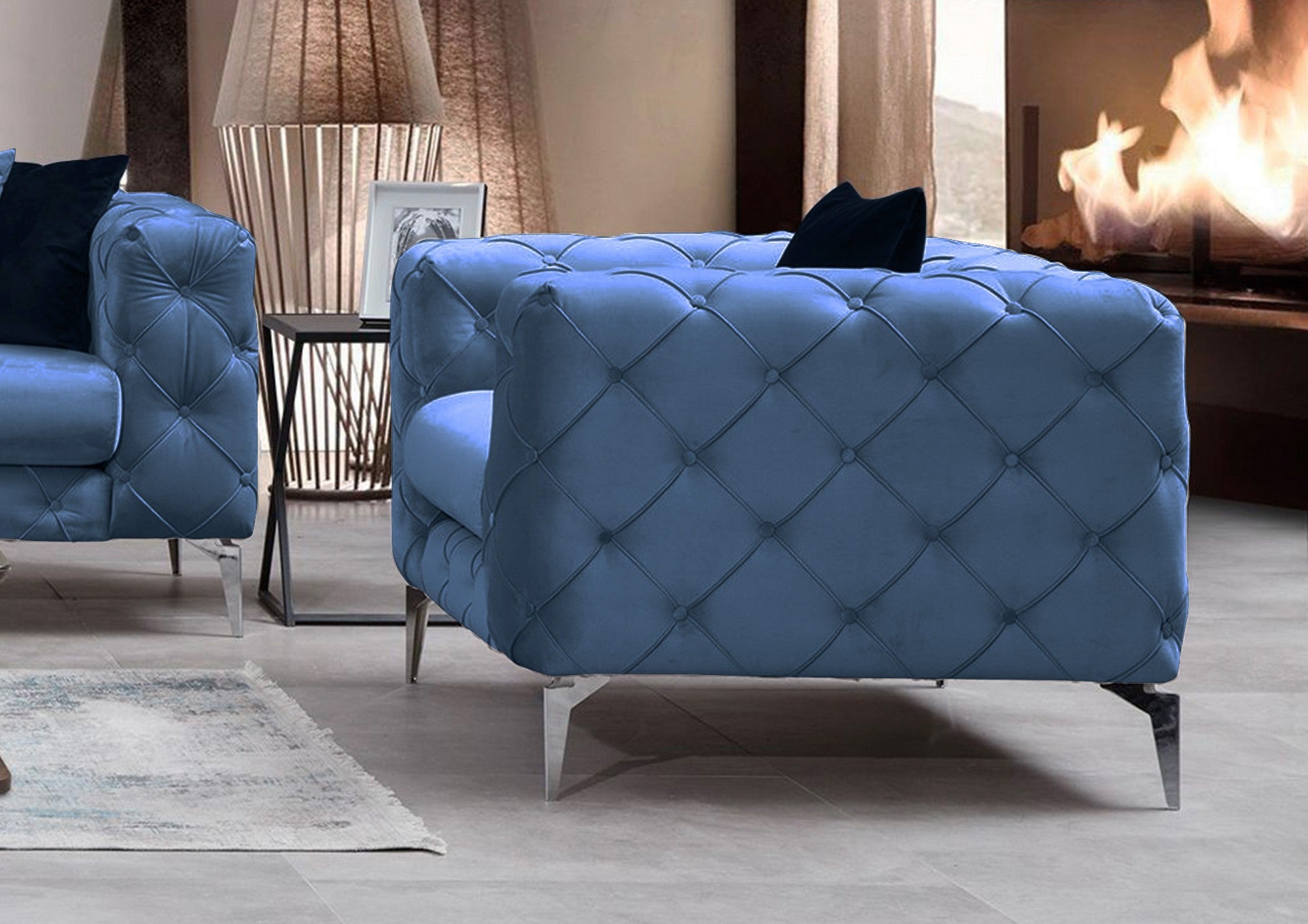 Poltrona moderna com pernas cromadas, tecido azul, 108 cm | Estrutura em madeira de faia e aglomerado, 100% poliéster, capa de almofada removível | Design elegante e confortável para residências e hotéis