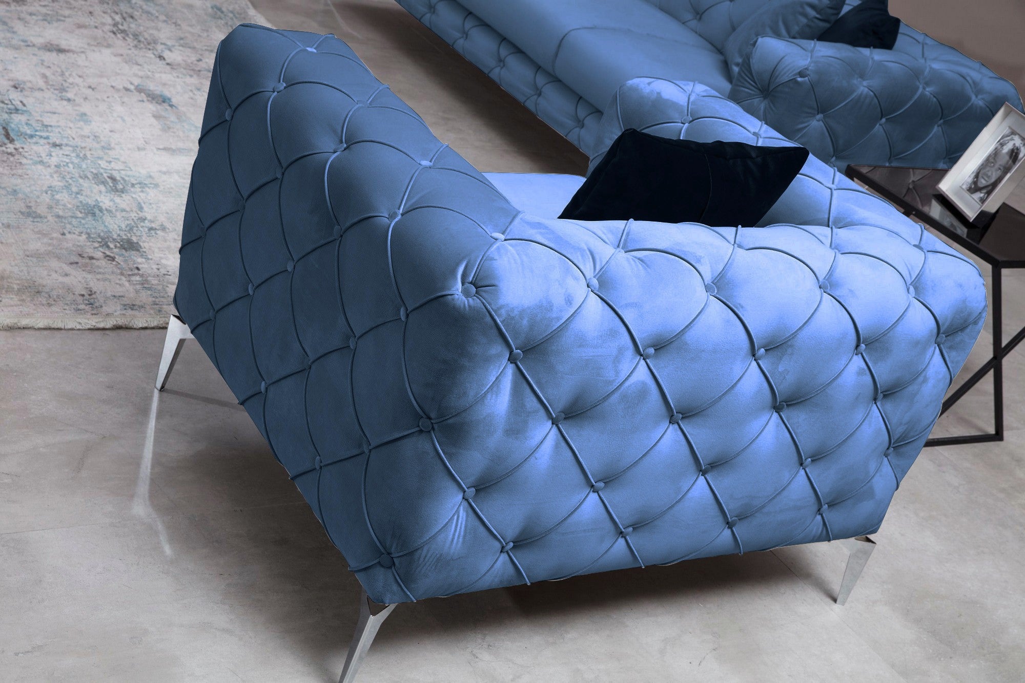 Poltrona moderna com pernas cromadas, tecido azul, 108 cm | Estrutura em madeira de faia e aglomerado, 100% poliéster, capa de almofada removível | Design elegante e confortável para residências e hotéis