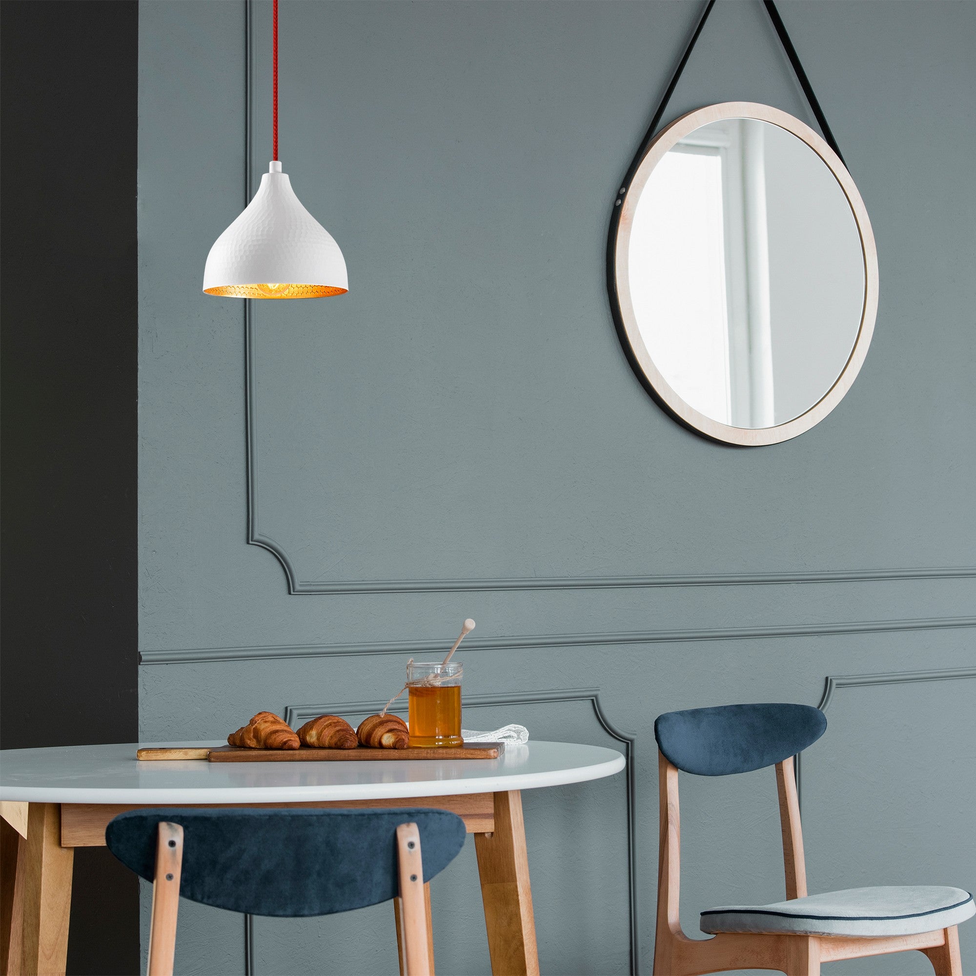 Candeeiro de Teto Escandinavo, Corpo de Metal, 18 x 18 cm, Altura 114 cm, Branco e Vermelho, Soquete E27, Máx. 40 W, Design Elegante para Espaços Modernos, Classificação IP20