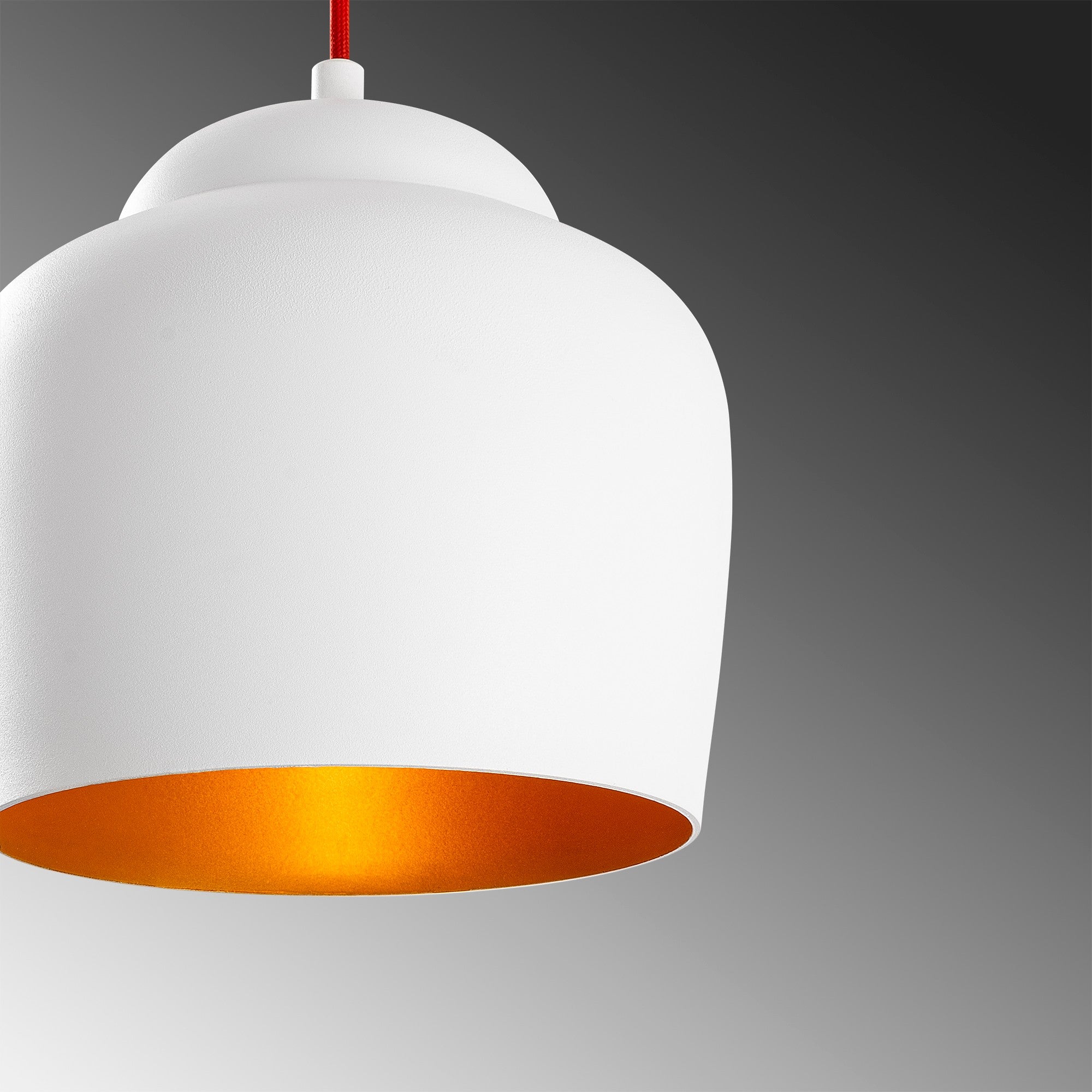 Candeeiro de Teto Escandinavo, Corpo em Metal, 22 x 22 cm, Altura 123 cm | Branco e Vermelho, Soquete E27, Máx. 40 W | Iluminação Elegante para Espaços Modernos