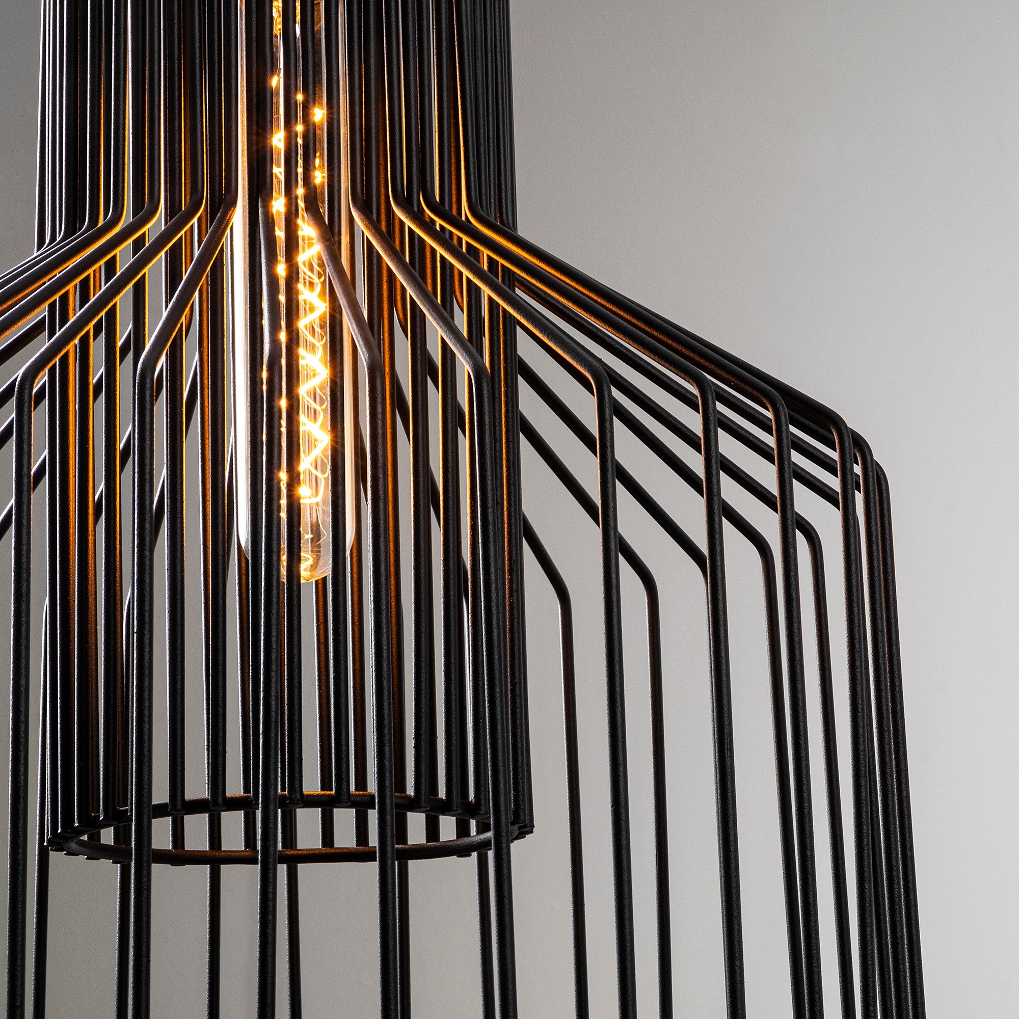 Candeeiro de Teto Industrial Preto, Corpo de Metal, 30 x 30 cm, Altura 137 cm, Ajustável, Soquete E27, Design Elegante para Espaços Modernos, Classificação IP20