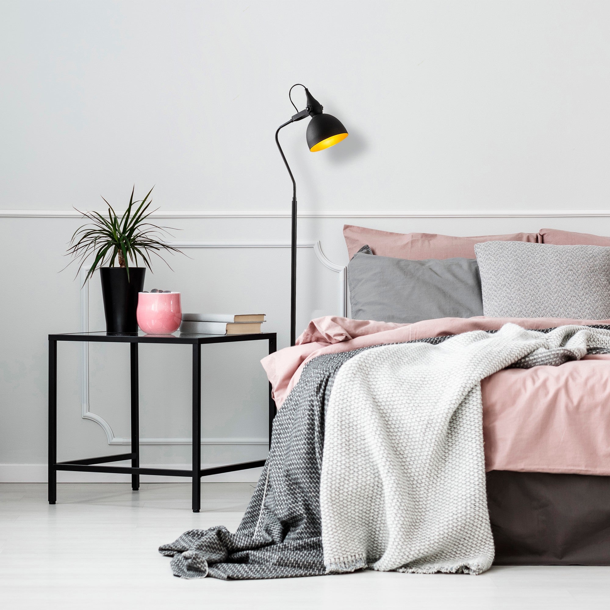 Candeeiro de Pé – 183 cm altura – Preto e dourado – Metal