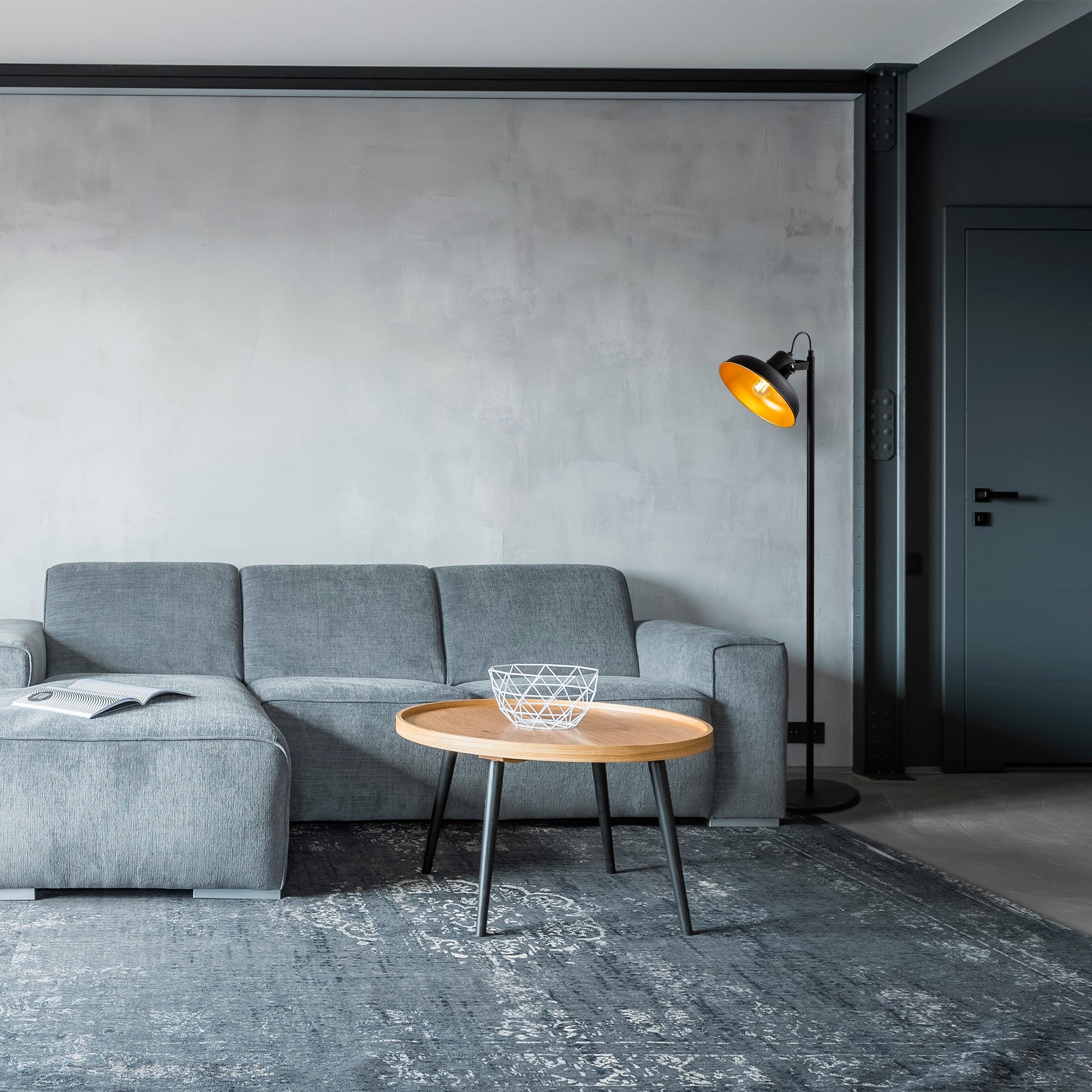 Candeeiro de Pé – 145 cm de Altura – Preto e Dourado – Metal