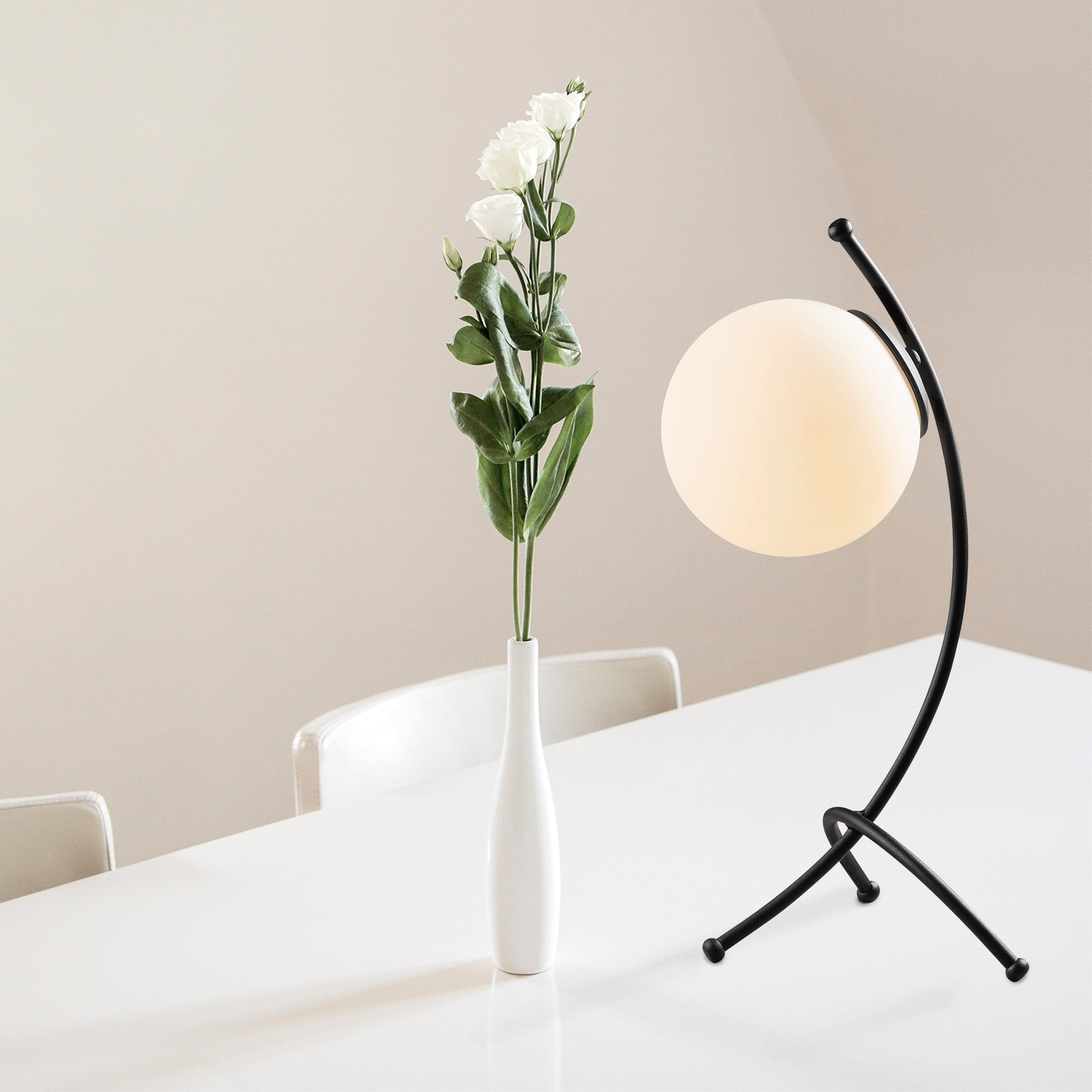 Candeeiro de Mesa – 43 cm de Altura – Preto e Branco – Metal e Vidro