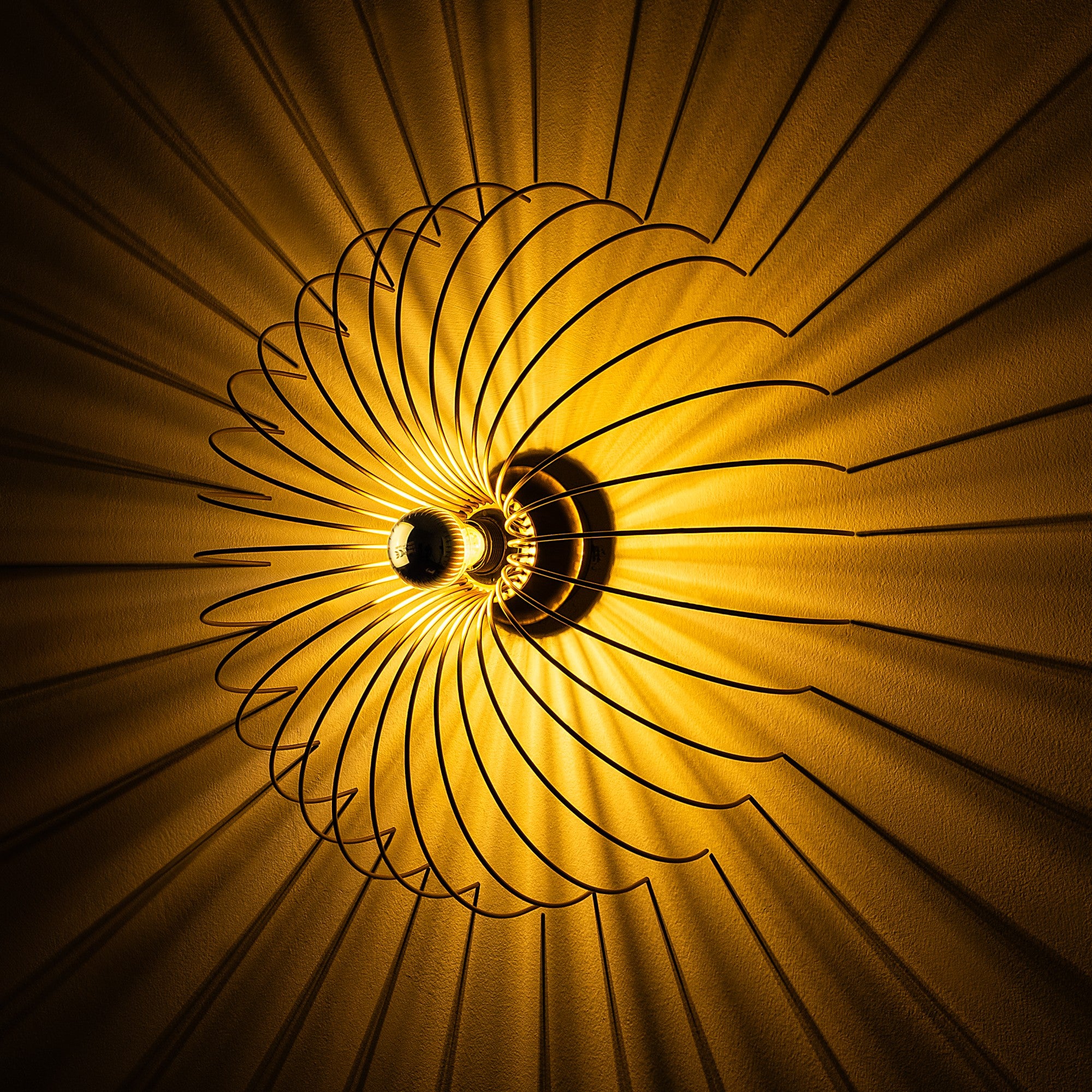 Candeeiro de Parede – 56 x 16 x 56 cm – Dourado – Metal