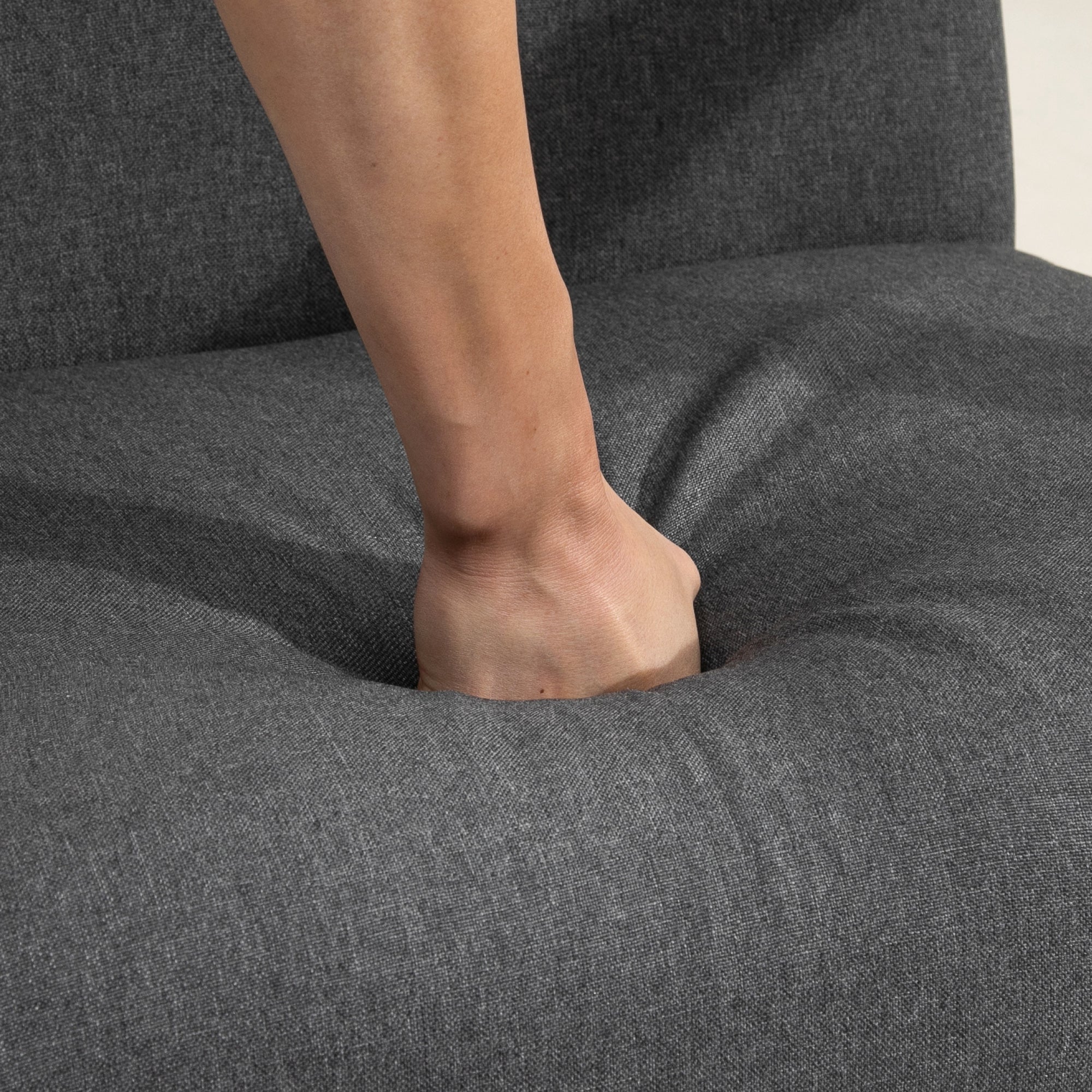 Poltrona Estofada em Linho Sintético Cinza Escuro 68,5x78,5x75 cm