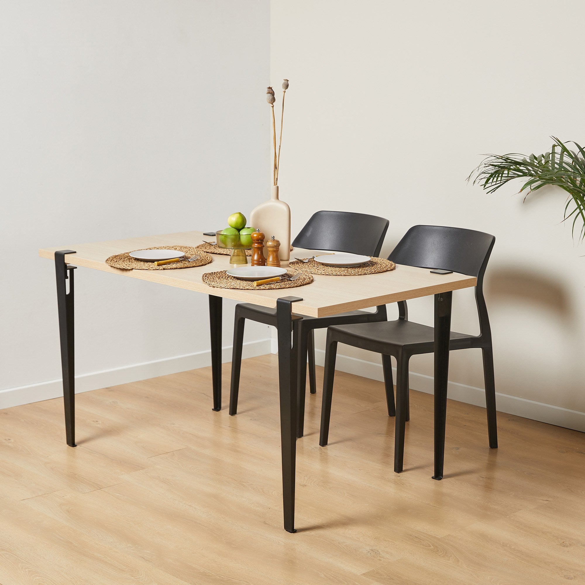 Mesa de Jantar Moderna em Madeira e Preto - 4 Lugares com Montagem Rápida e Pernas de Aço