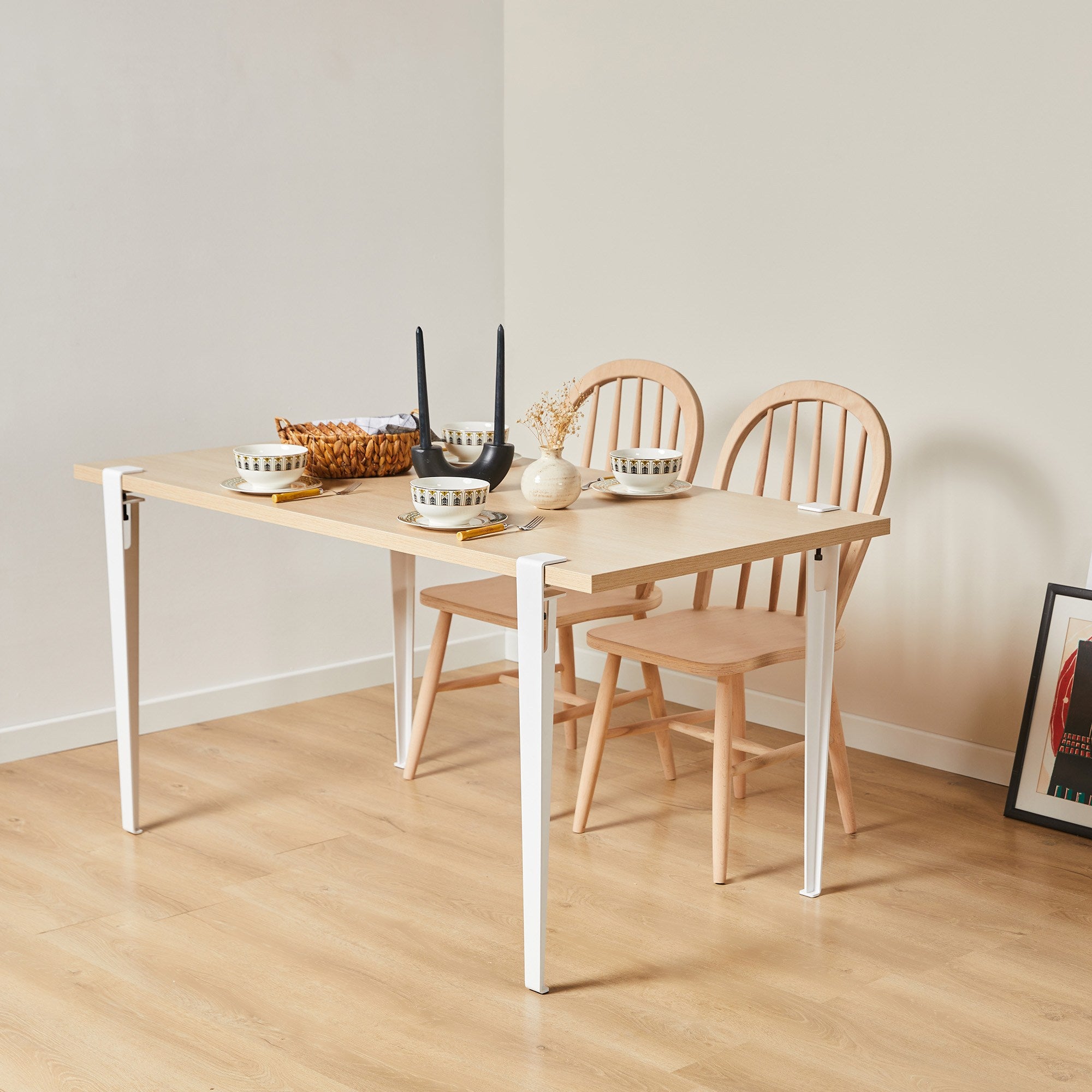 Mesa de Jantar Moderna em Madeira e Branco - 4 Lugares com Pernas de Aço Preto e Montagem Rápida