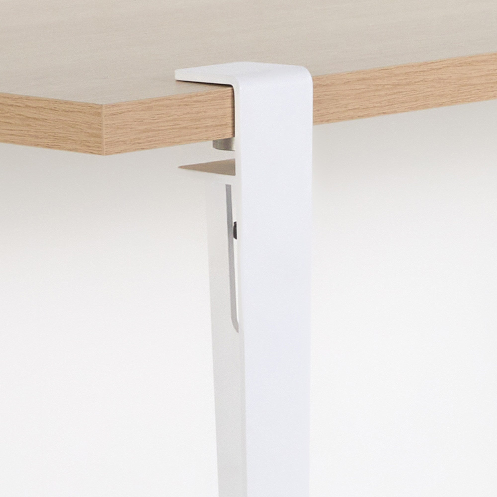 Mesa de Jantar Moderna em Madeira e Branco - 4 Lugares com Pernas de Aço Preto e Montagem Rápida