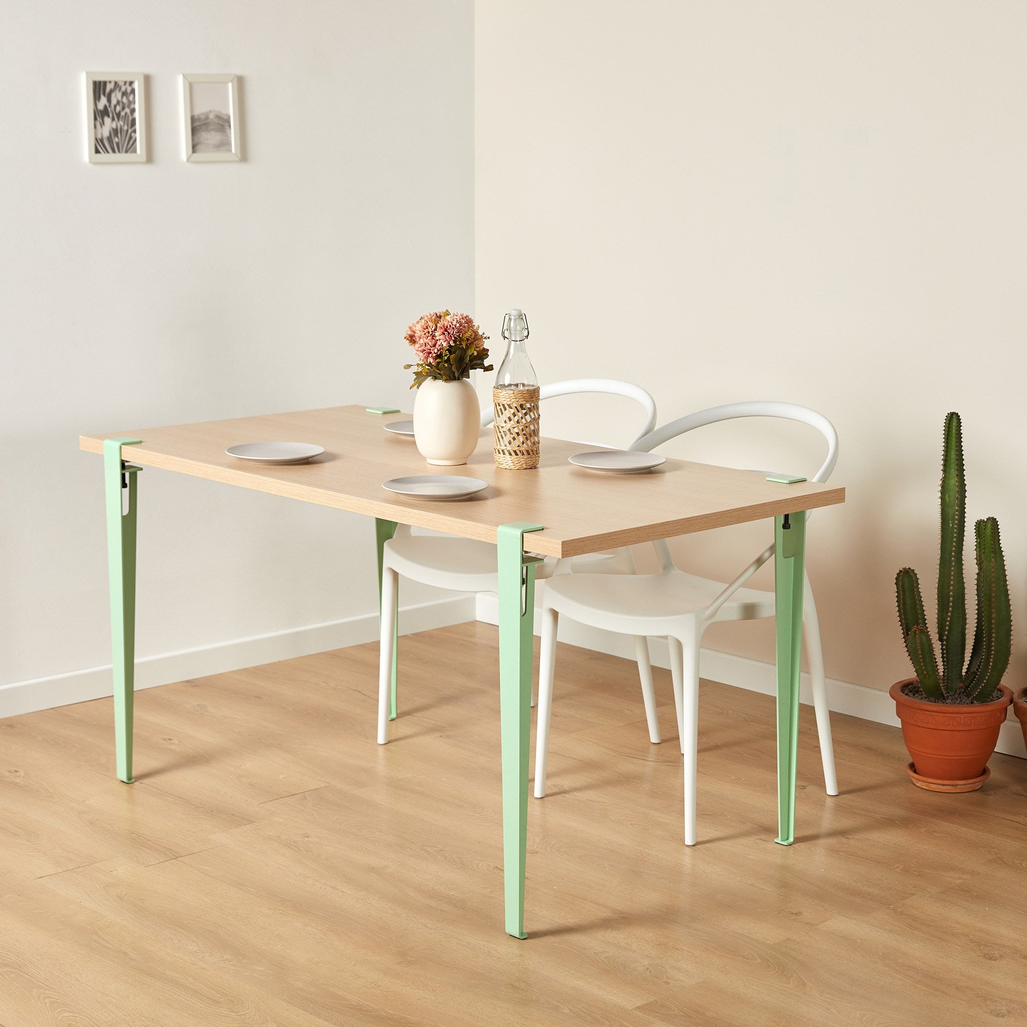 Mesa de Jantar Moderna em Verde Menta - 4 Lugares com Pernas de Aço e Montagem Rápida