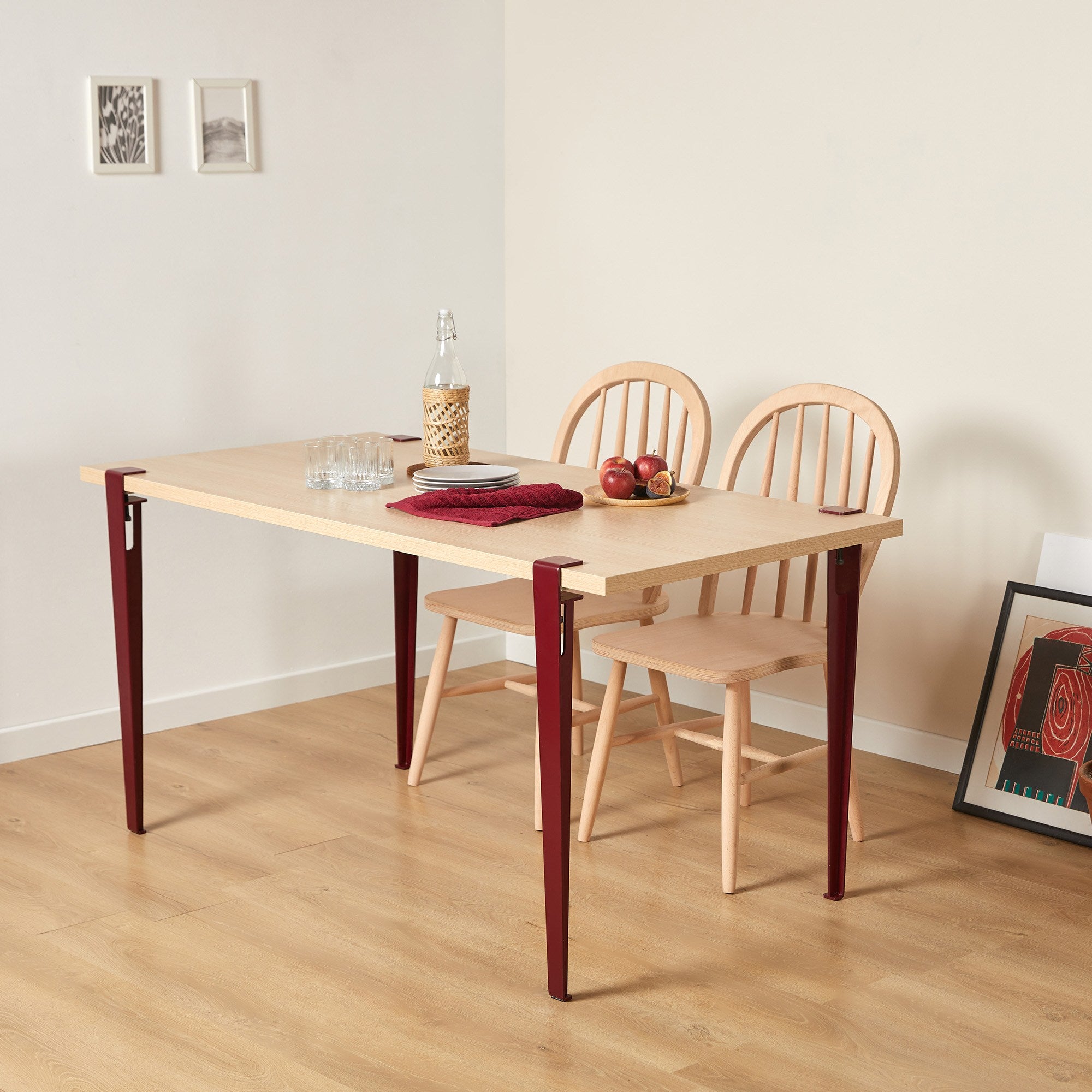 Mesa de Jantar Elegante em Madeira Burgundy - 4 Lugares com Montagem Rápida e Pernas de Aço