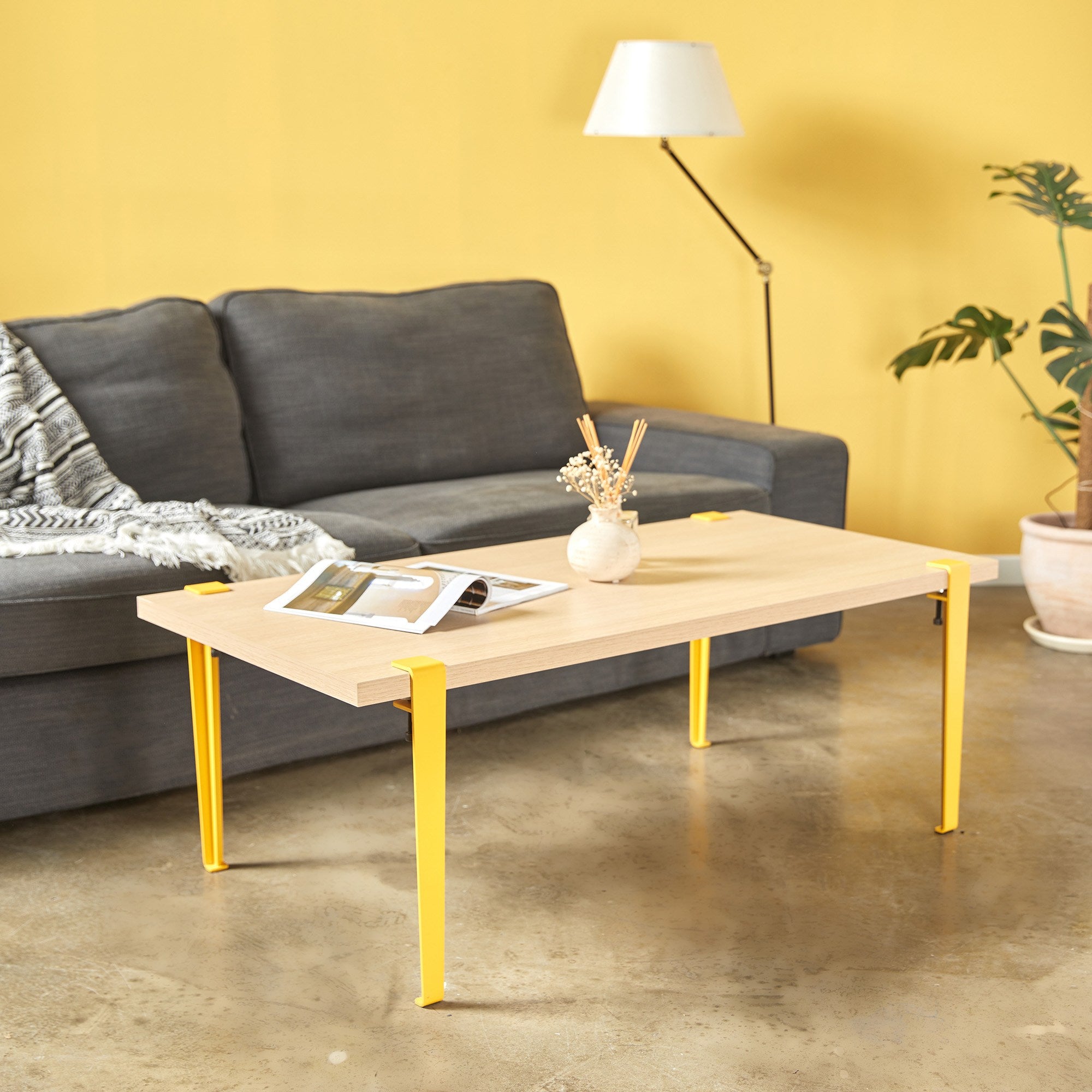 Mesa de Centro Amarela em Madeira com Pernas de Aço - Montagem Rápida e Fácil 120x60cm