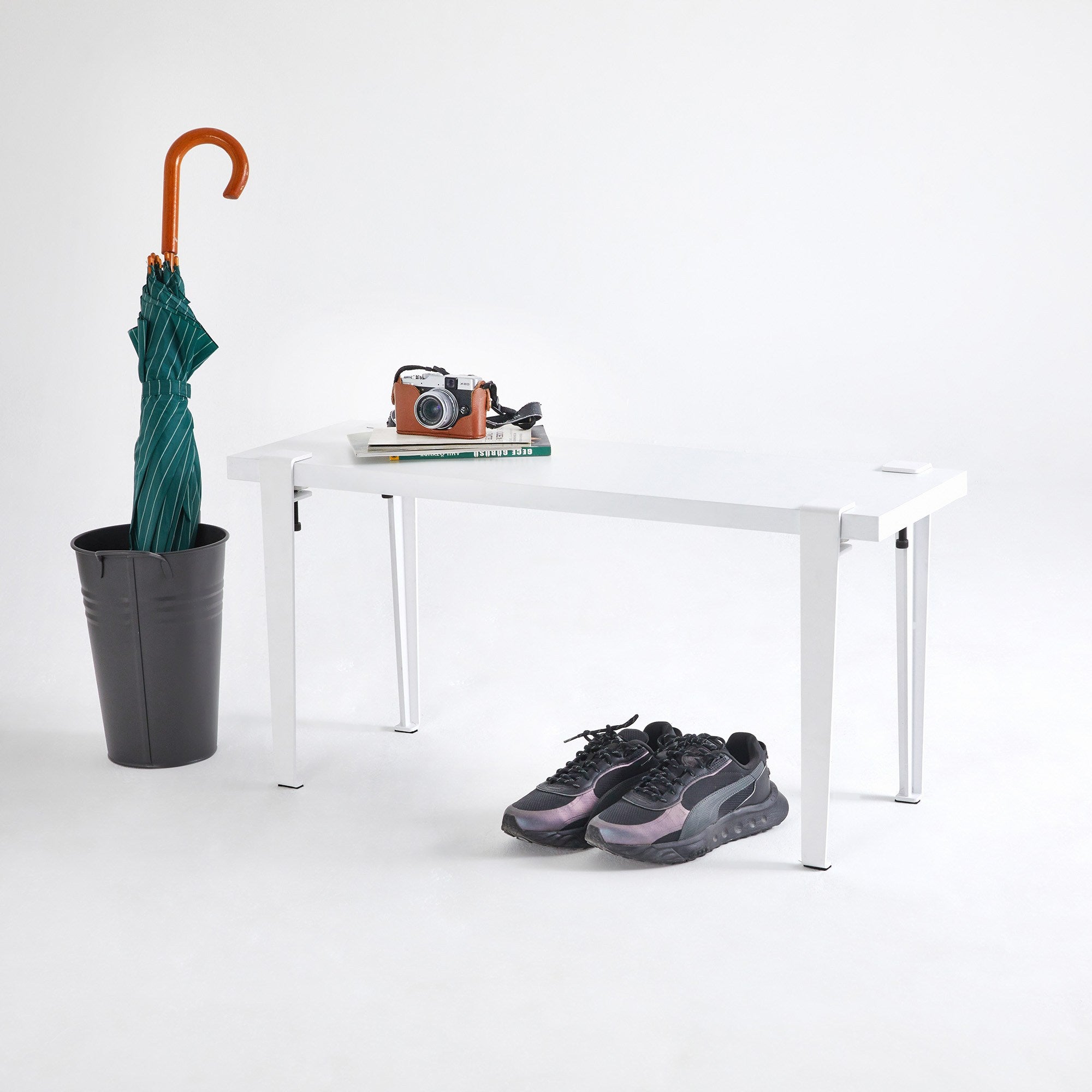 Mesa de Apoio Branca com Pernas Metálicas - Montagem Rápida e Fácil 90x45x30cm