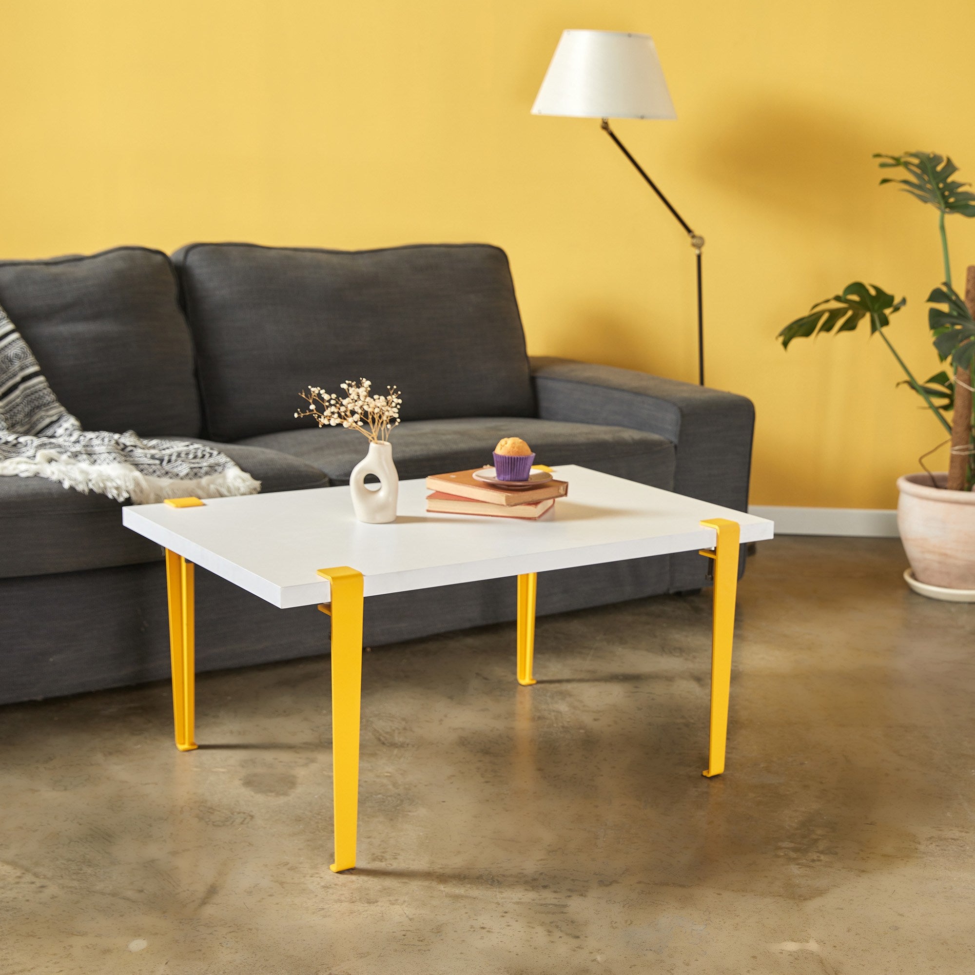 Mesa de Centro Branca e Amarela com Pernas de Aço - Montagem Rápida e Fácil 90x60cm