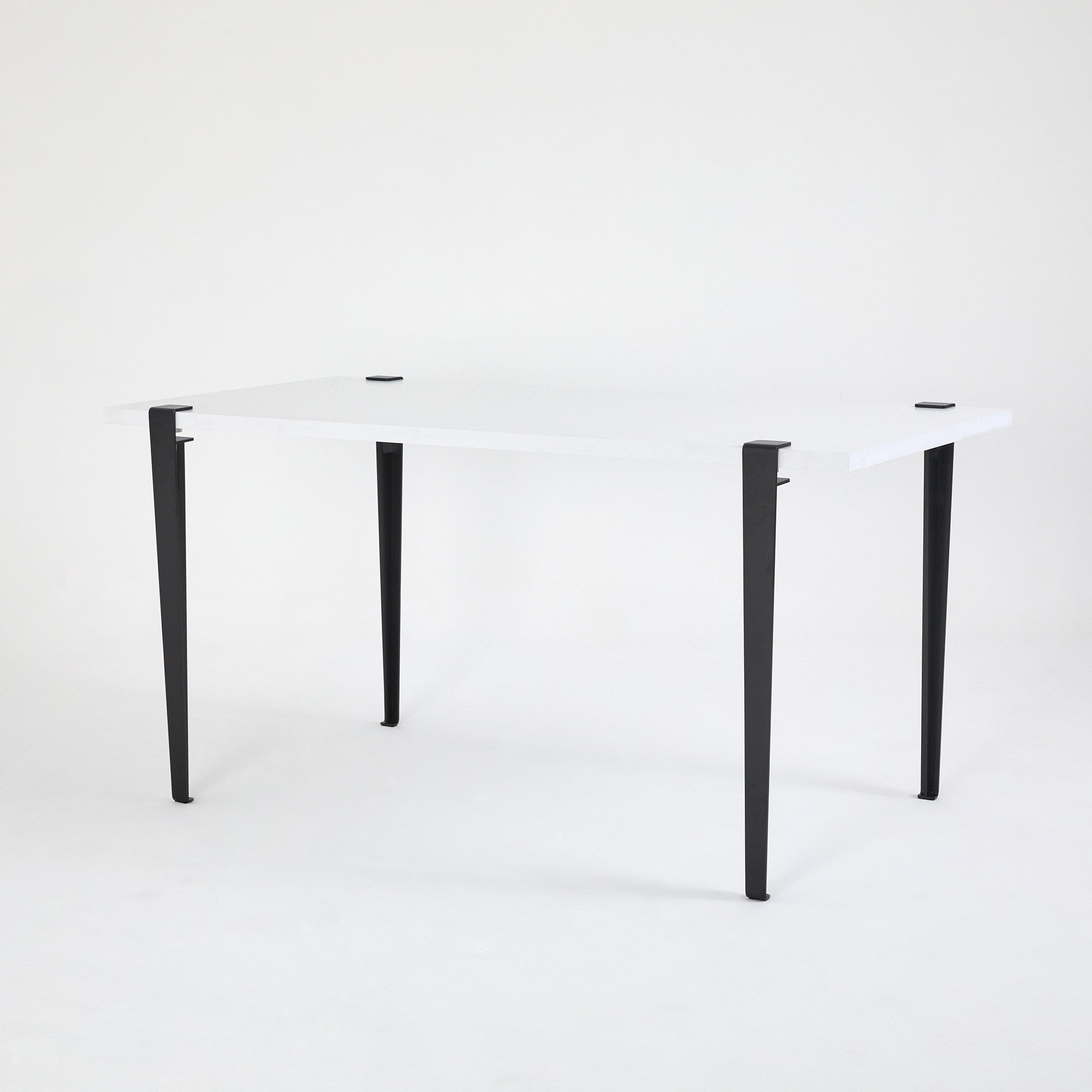 Mesa de Jantar Moderna Branca e Preta 150cm - Montagem Rápida e Fácil com Pernas de Aço