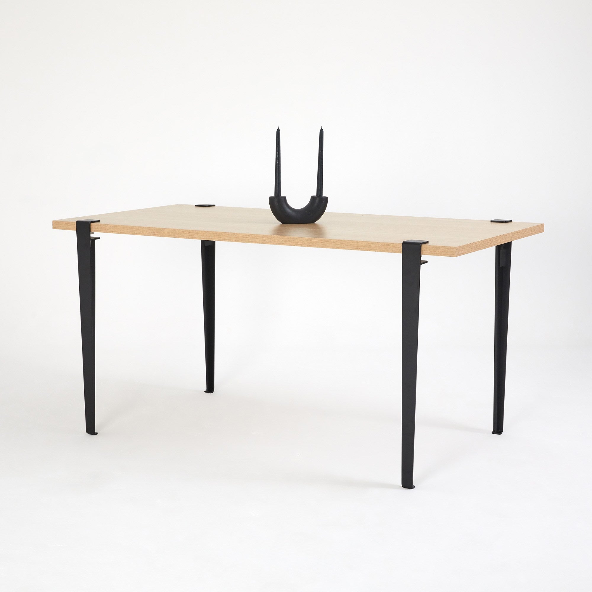 Mesa de Jantar Moderna em Madeira e Preto - 150cm com Pernas de Aço e Montagem Rápida