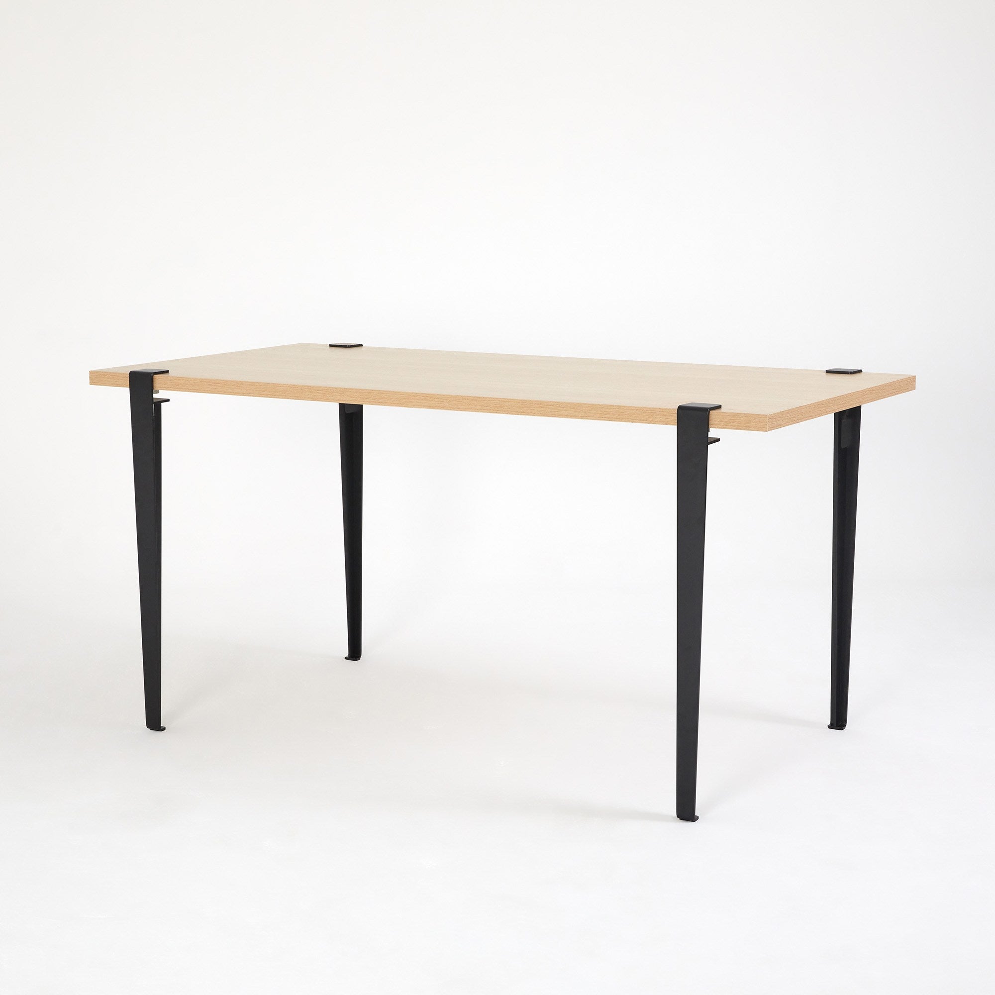 Mesa de Jantar Moderna em Madeira e Preto - 150cm com Pernas de Aço e Montagem Rápida