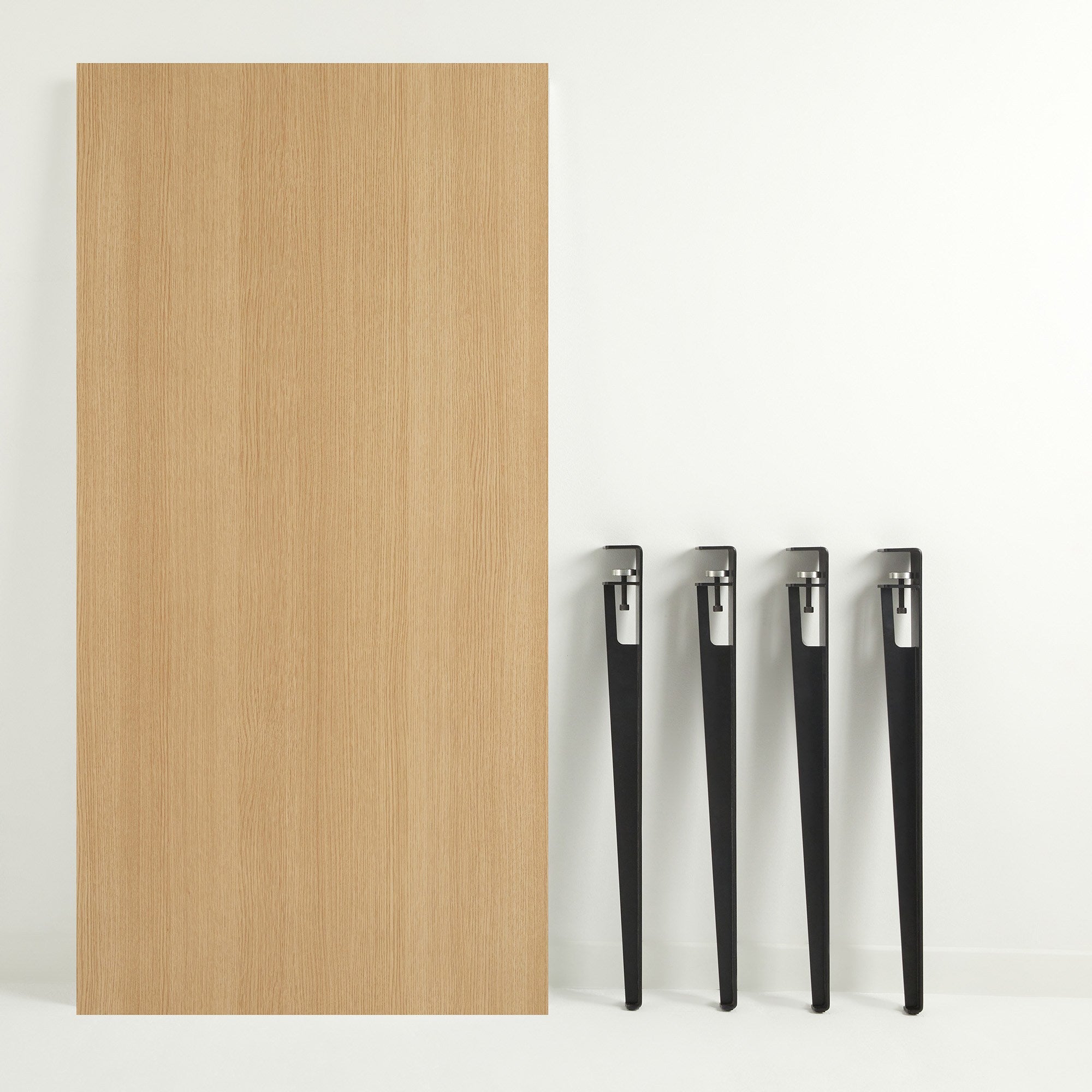 Mesa de Jantar Moderna em Madeira e Preto - 150cm com Pernas de Aço e Montagem Rápida