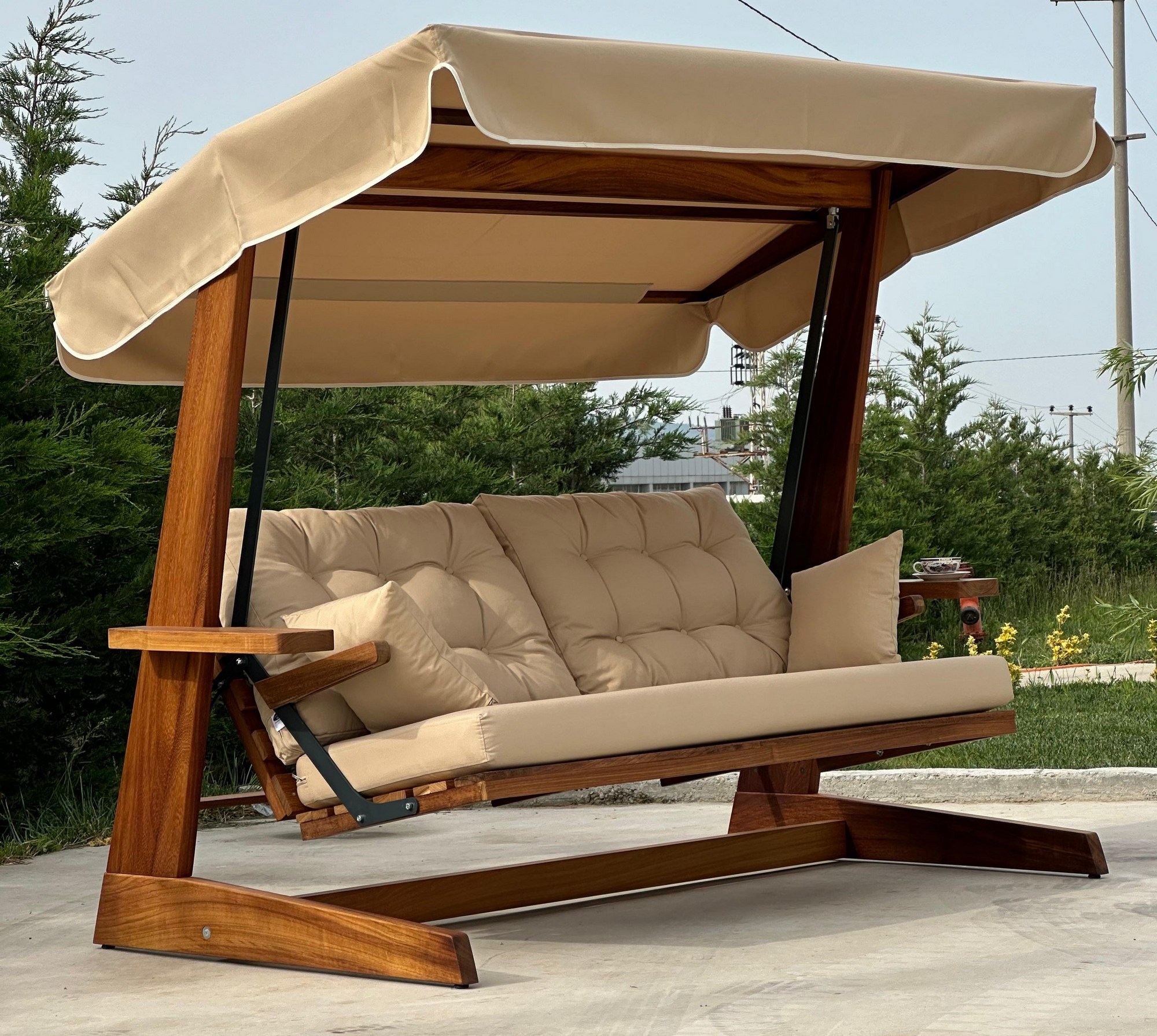 Baloiço de Jardim triplo – 235 cm x 195 cm x 117 cm – Camelo – Madeira Iroko