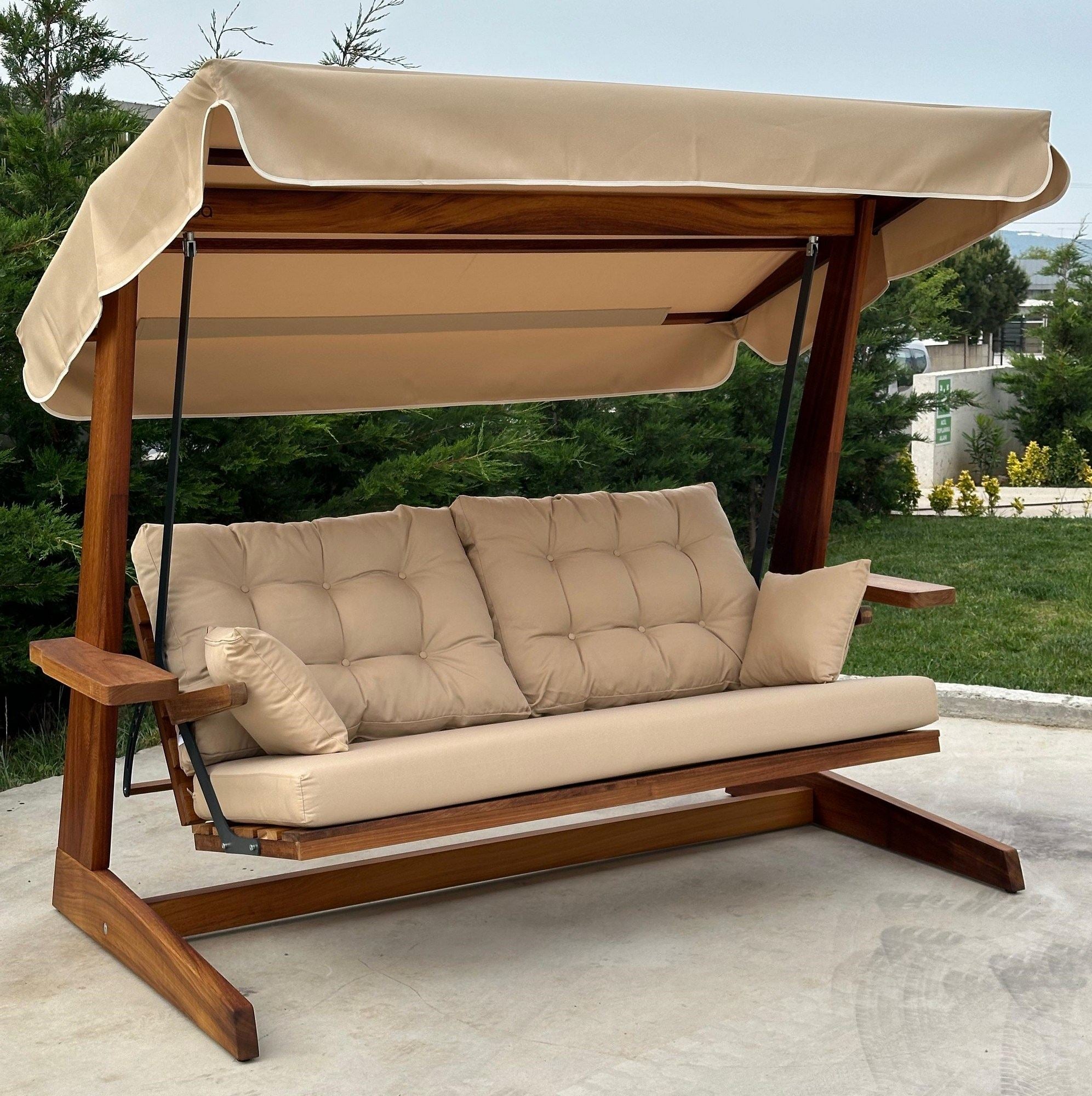 Baloiço de Jardim triplo – 235 cm x 195 cm x 117 cm – Camelo – Madeira Iroko
