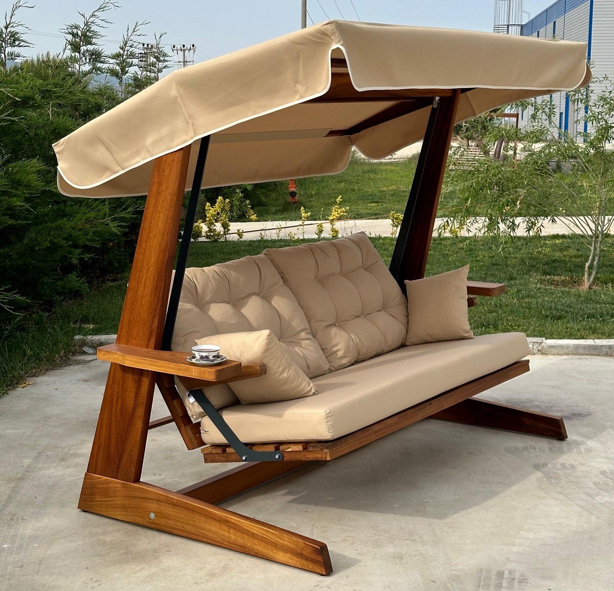 Baloiço de Jardim triplo – 235 cm x 195 cm x 117 cm – Camelo – Madeira Iroko