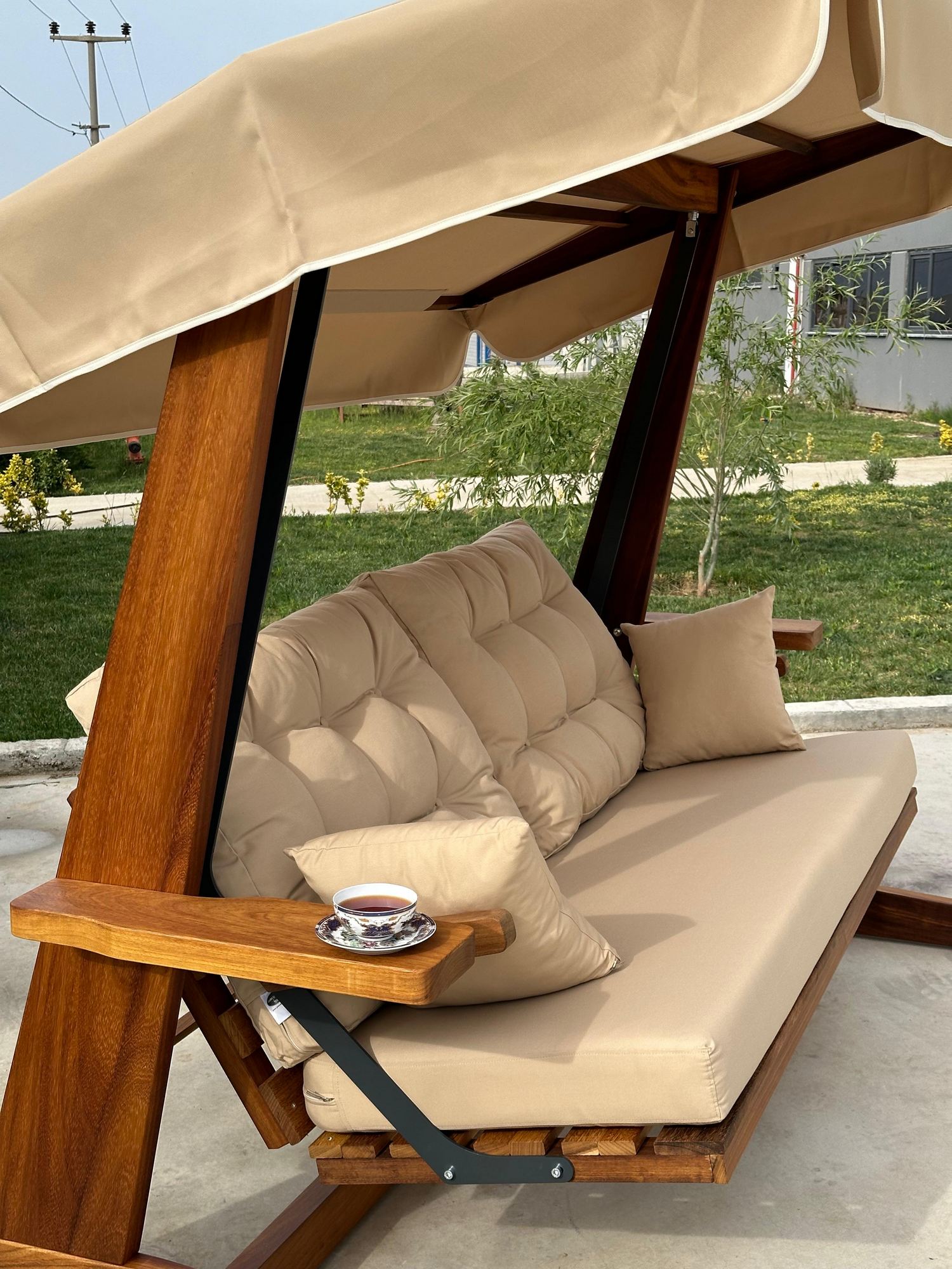 Baloiço de Jardim triplo – 235 cm x 195 cm x 117 cm – Camelo – Madeira Iroko