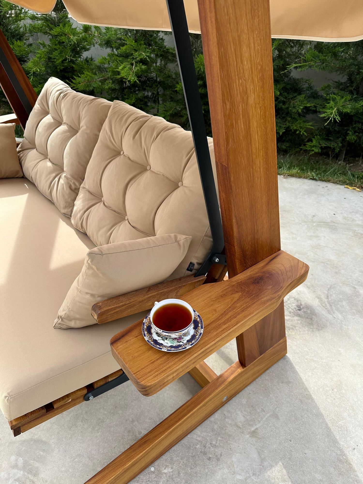 Baloiço de Jardim triplo – 235 cm x 195 cm x 117 cm – Camelo – Madeira Iroko