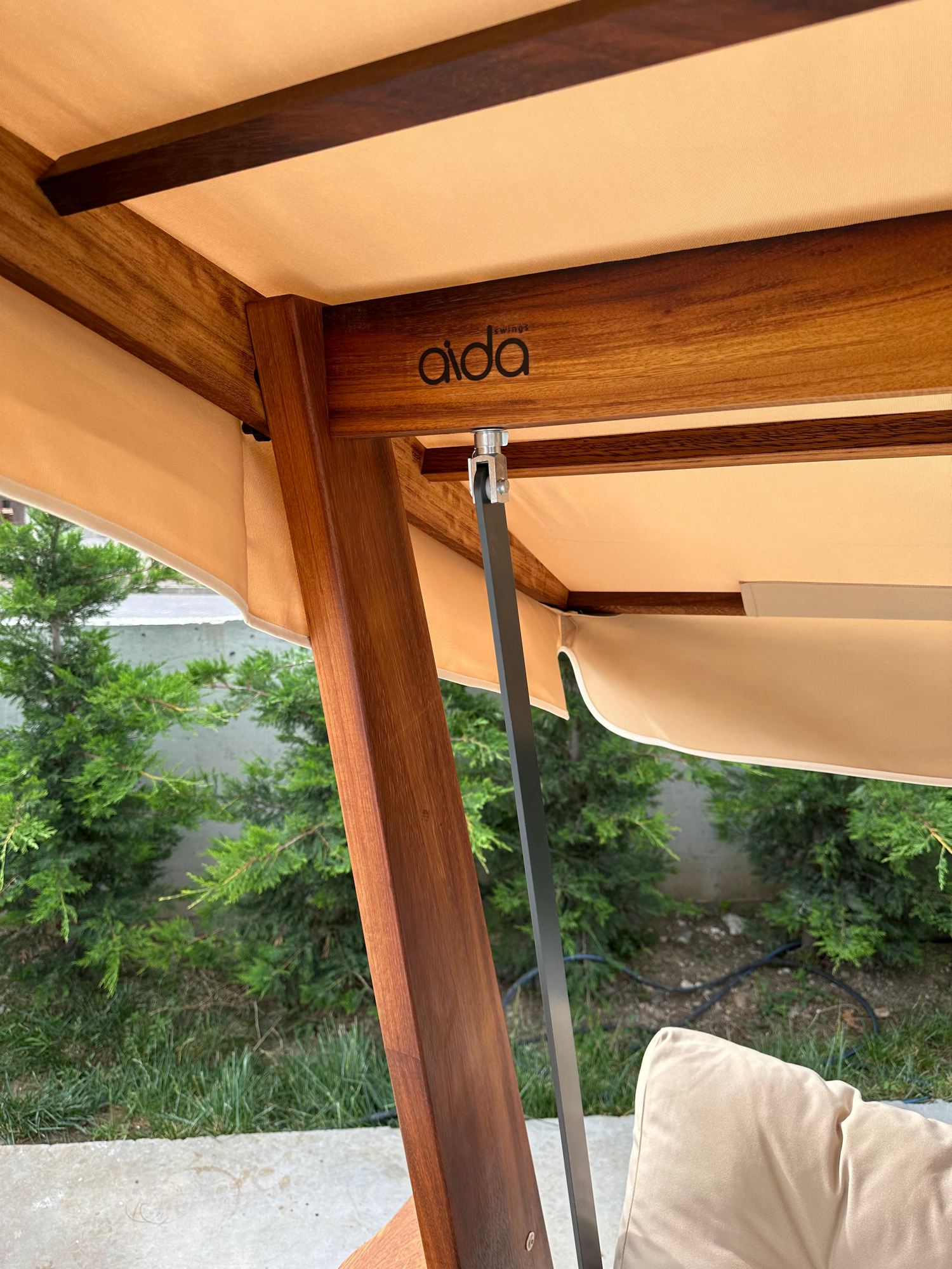 Baloiço de Jardim triplo – 235 cm x 195 cm x 117 cm – Camelo – Madeira Iroko