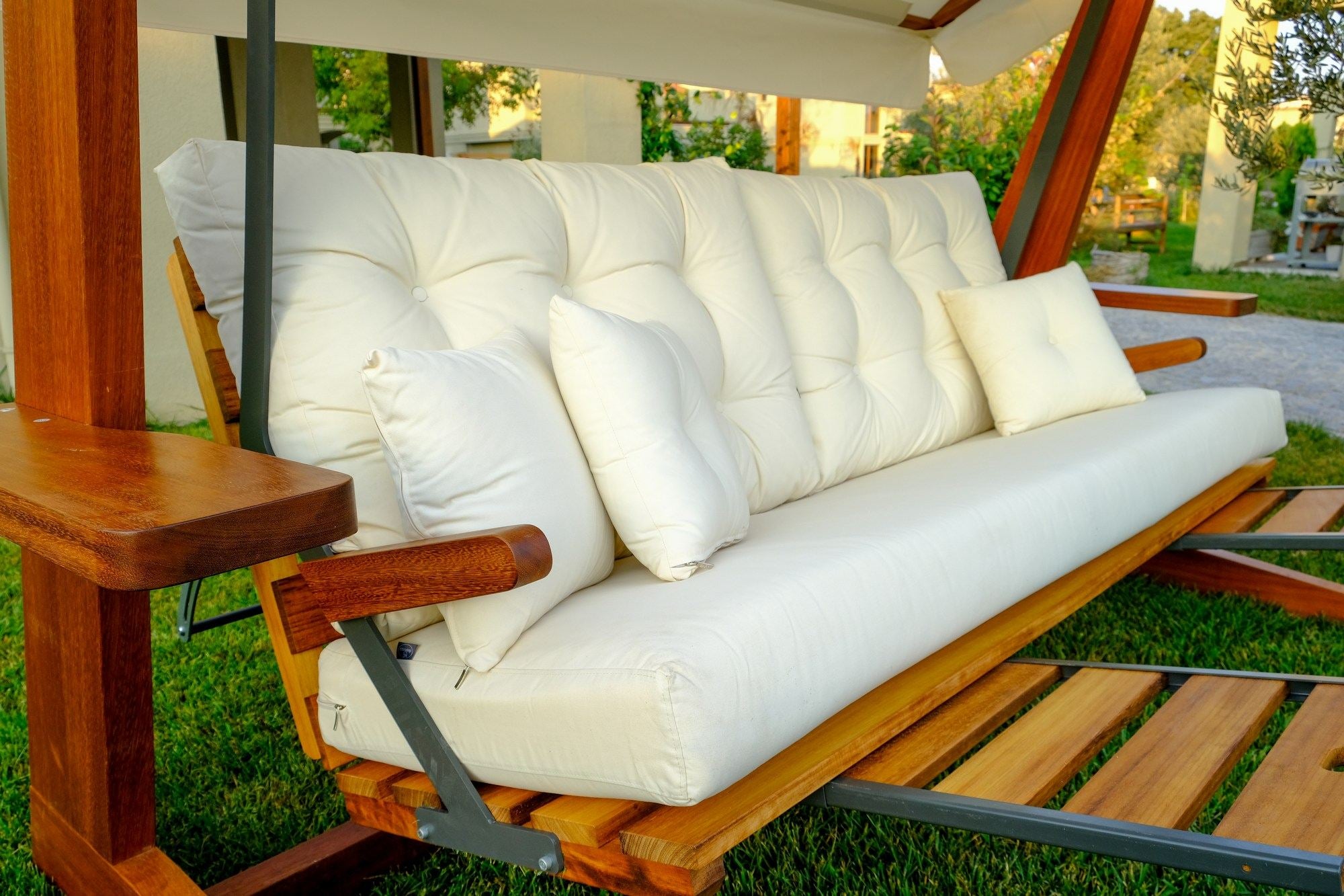 Baloiço de Jardim triplo – 270 cm x 195 cm x 120 cm – Bege – Madeira Iroko