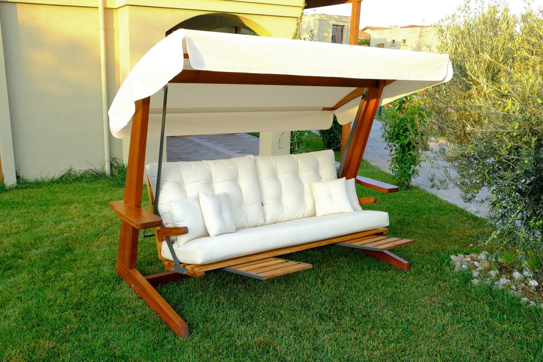 Baloiço de Jardim triplo – 270 cm x 195 cm x 120 cm – Bege – Madeira Iroko