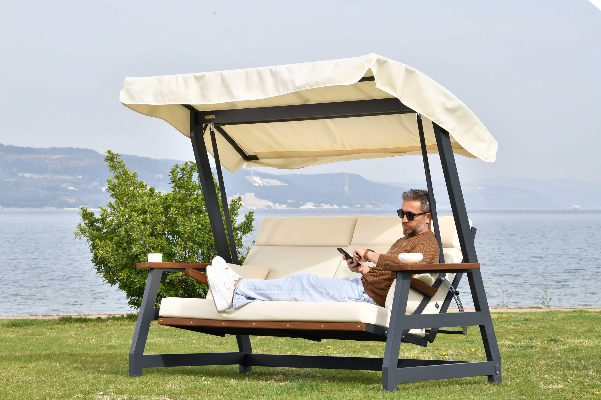Baloiço de Jardim Triplo – 190 cm x 226 cm x 122 cm – Bege – Alumínio Inoxidável e Madeira Iroko