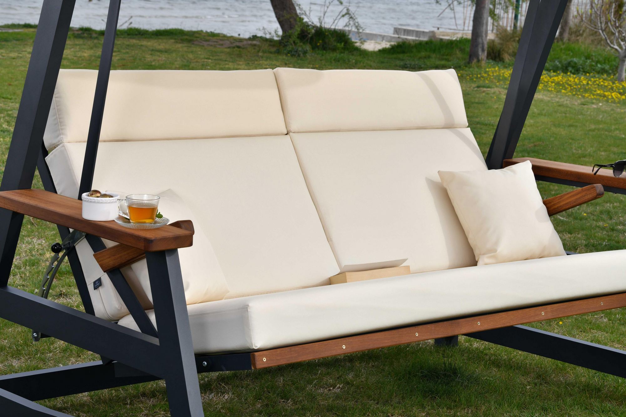 Baloiço de Jardim Triplo – 190 cm x 226 cm x 122 cm – Bege – Alumínio Inoxidável e Madeira Iroko