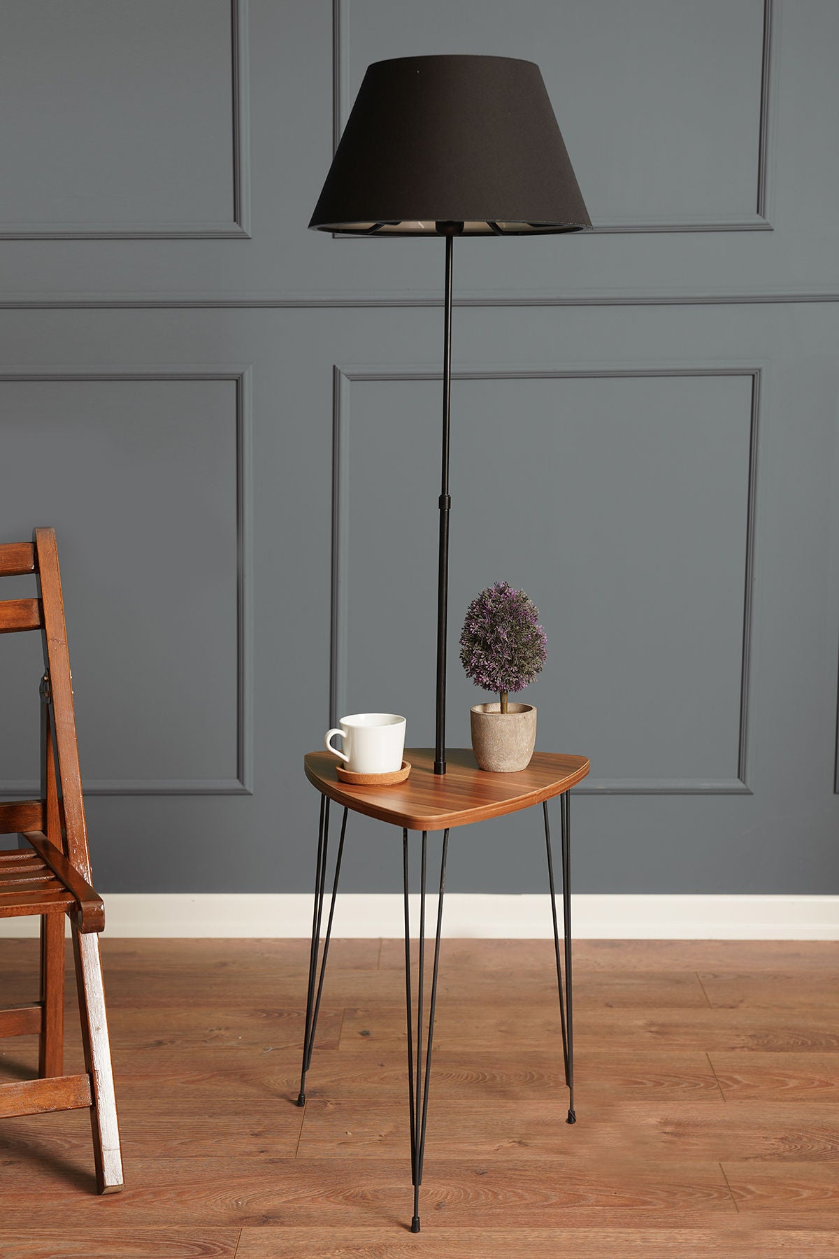 Candeeiro de Pé – 147 cm de altura – Preto e Nogueira – Metal e Madeira