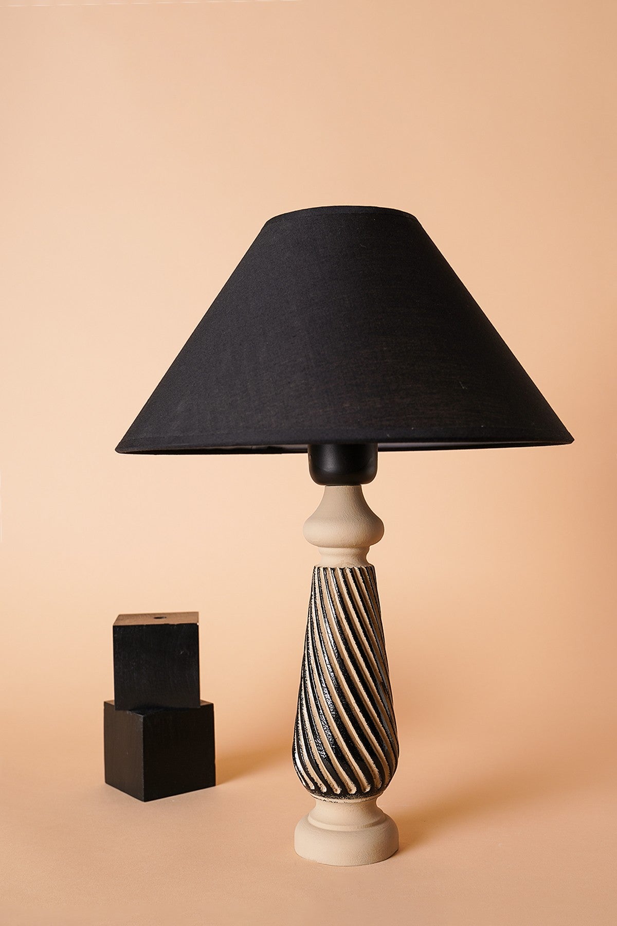 Candeeiro de mesa-YL568-Marrom
Preto