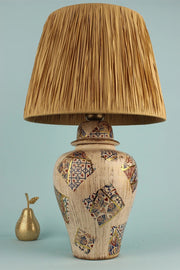 Candeeiro de Mesa de Cerâmica – Diâmetro 33 cm – Altura 50 cm – Cor Creme