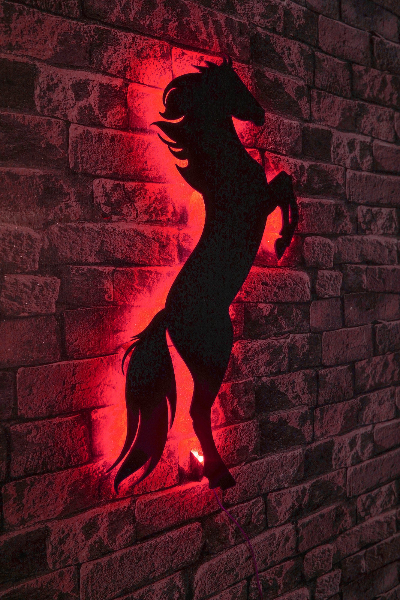 Iluminação LED Decorativa Vermelha 60x30cm - 60 LEDs por Metro com Base MDF Preta e Adaptador 12V