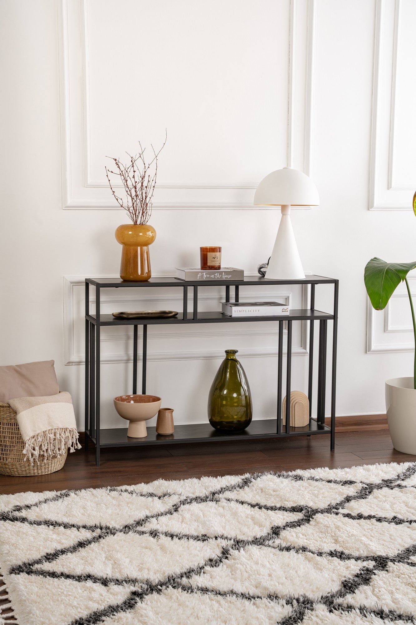 Aparador elegante preto, 110 x 78 x 30 cm | Aglomerado 100% revestido em melamina, 18 mm de espessura, pés de metal | Solução de armazenamento moderna para casa e escritório