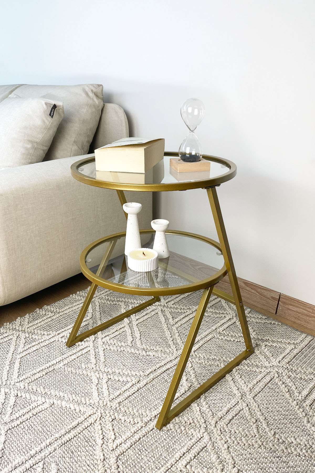 Mesa Lateral Dourada com Tampo de Vidro Temperado - Design Moderno em Metal e Vidro Cristalino 42x55x42cm