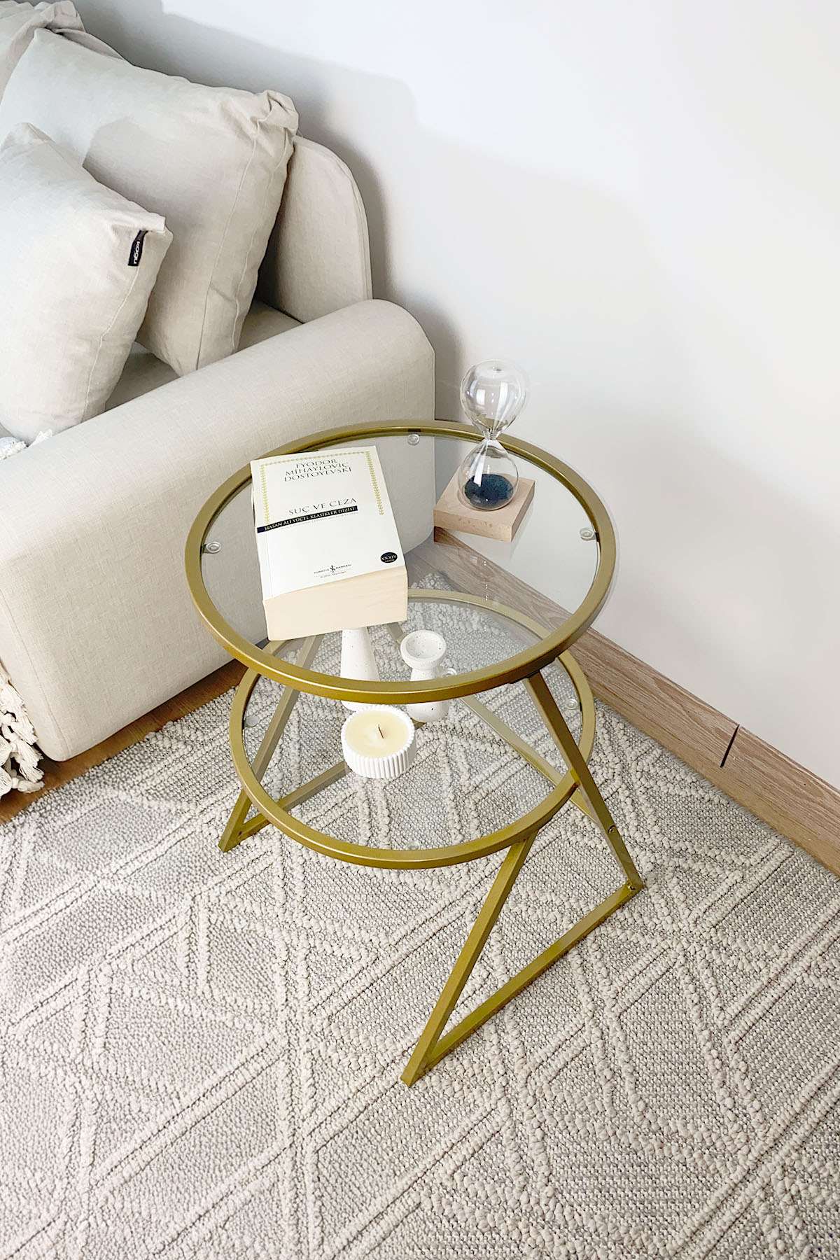 Mesa Lateral Dourada com Tampo de Vidro Temperado - Design Moderno em Metal e Vidro Cristalino 42x55x42cm