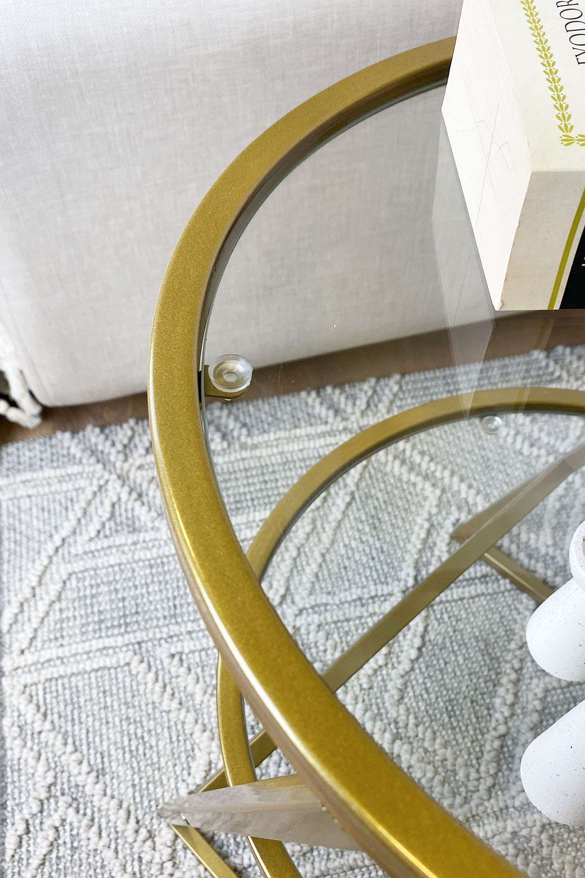 Mesa Lateral Dourada com Tampo de Vidro Temperado - Design Moderno em Metal e Vidro Cristalino 42x55x42cm