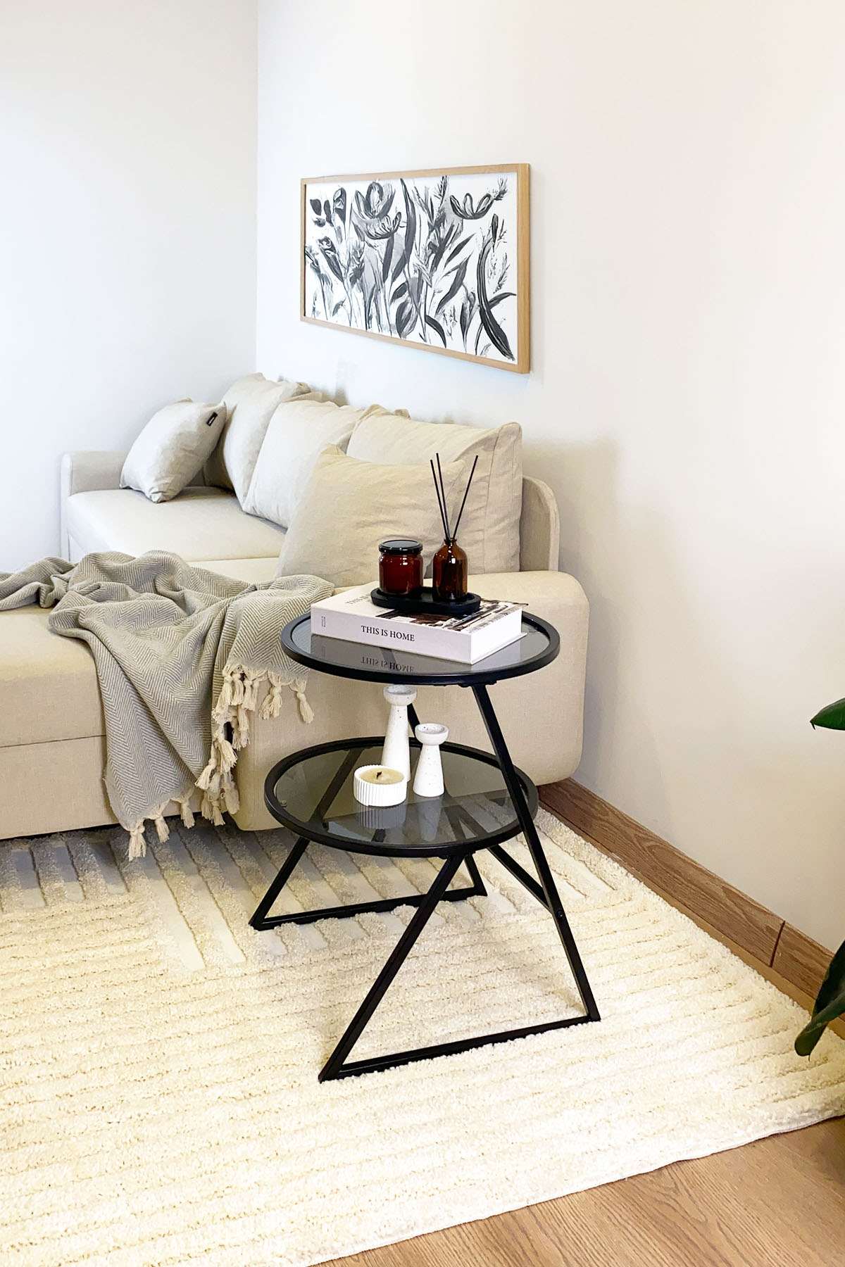 Mesa Lateral Preta em Vidro Temperado e Metal - 42x55x42cm - Design Moderno e Elegante