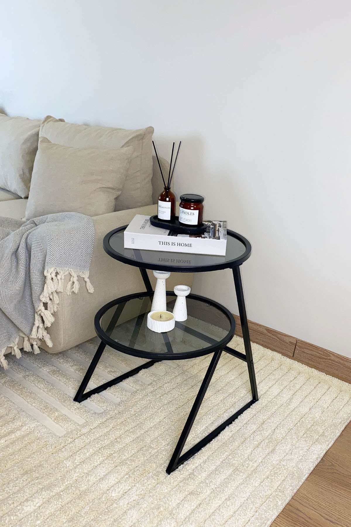 Mesa Lateral Preta em Vidro Temperado e Metal - 42x55x42cm - Design Moderno e Elegante