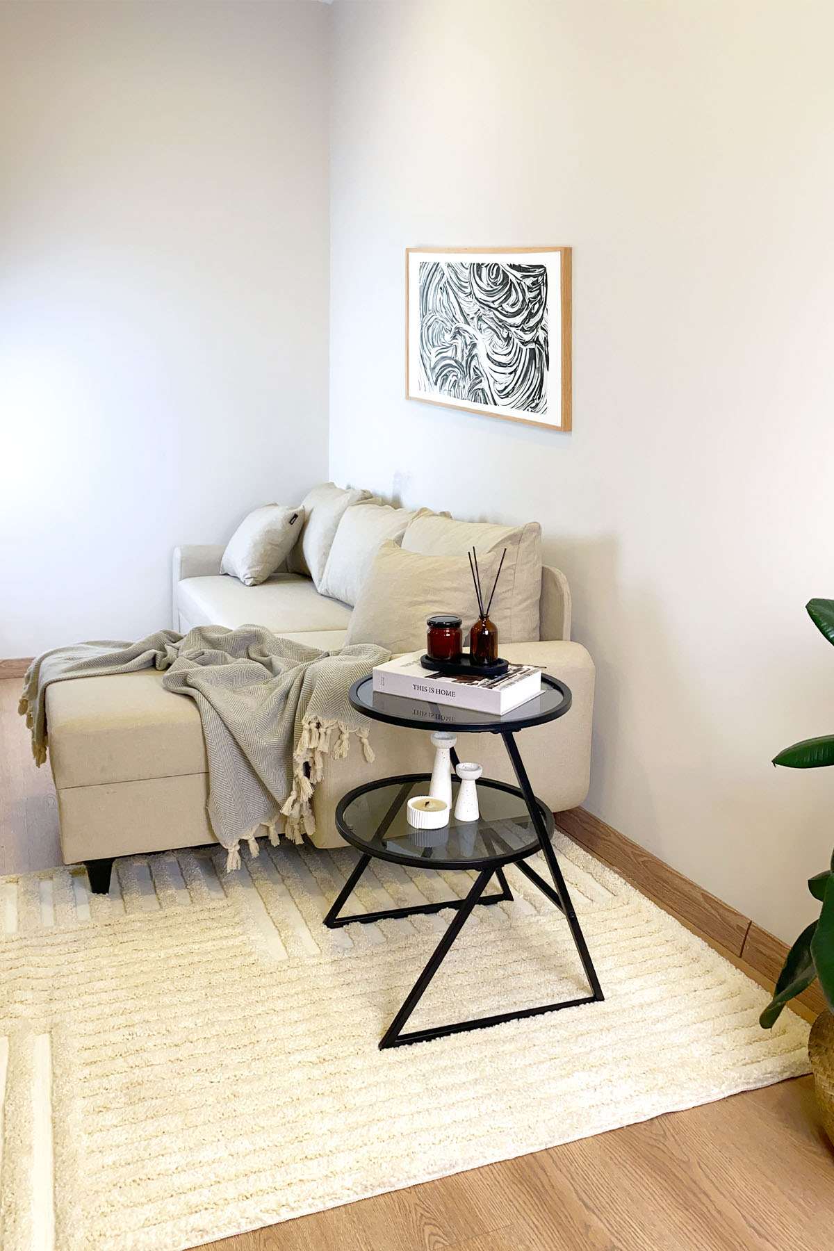 Mesa Lateral Preta em Vidro Temperado e Metal - 42x55x42cm - Design Moderno e Elegante