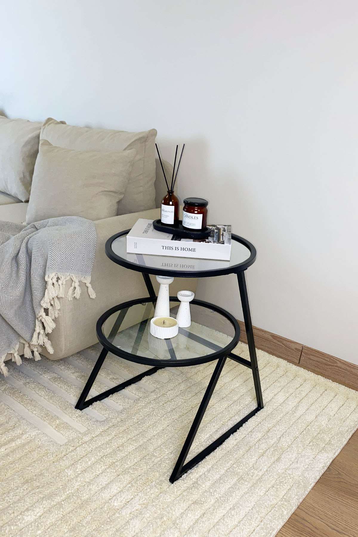 Mesa Lateral Preta em Vidro Temperado e Metal - 42x55x42cm - Design Moderno e Elegante