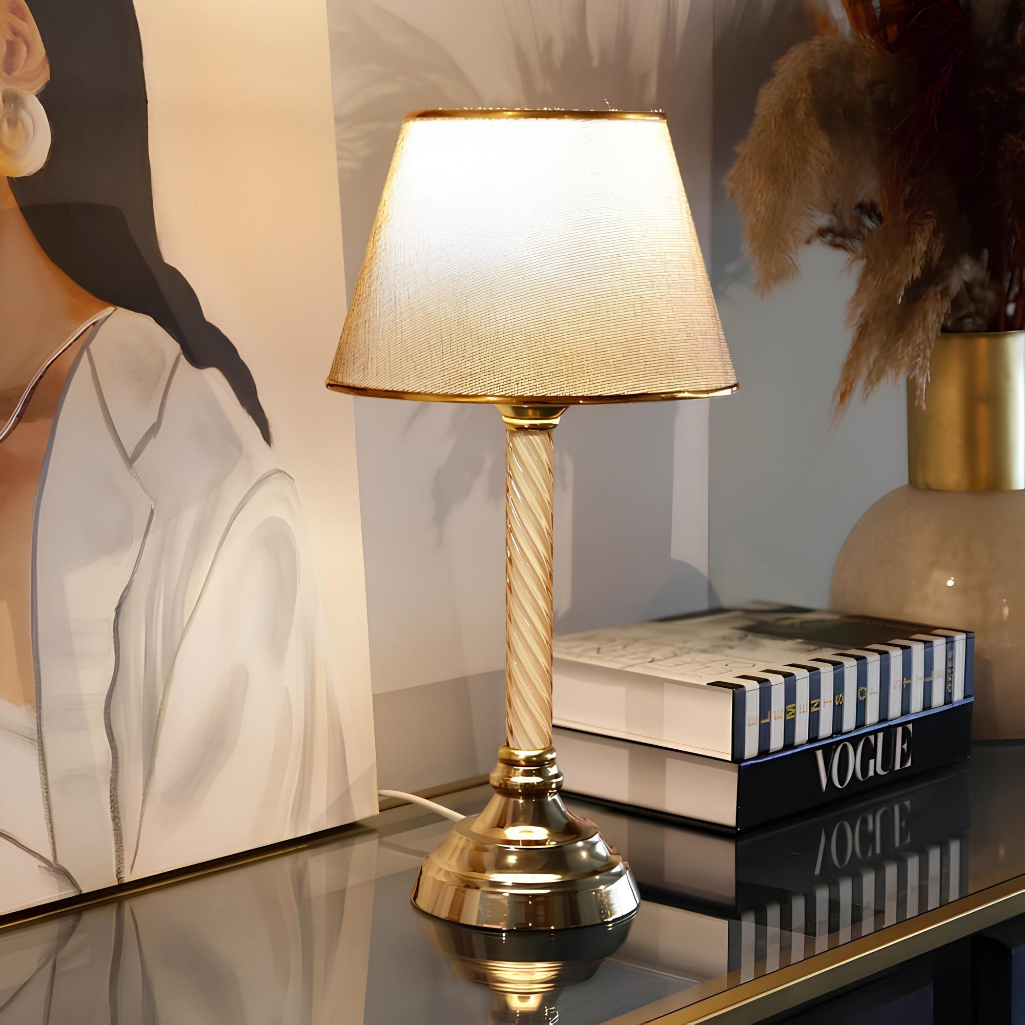 Candeeiro de Mesa – 45 cm de Altura – Bege e Dourado – Plástico e Metal