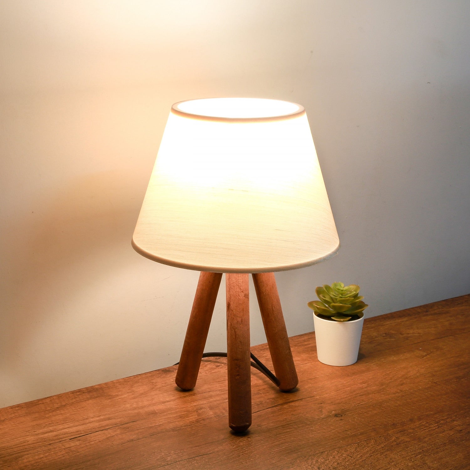 Candeeiro de Mesa – 30 cm de altura – creme – 100% madeira