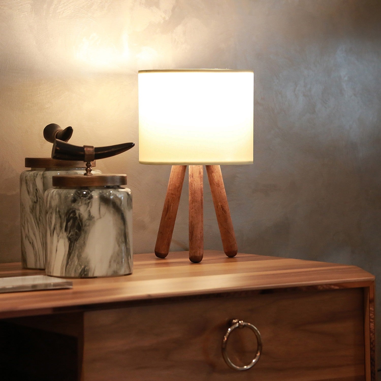 Candeeiro de Mesa – 32 cm de altura – cor creme – madeira