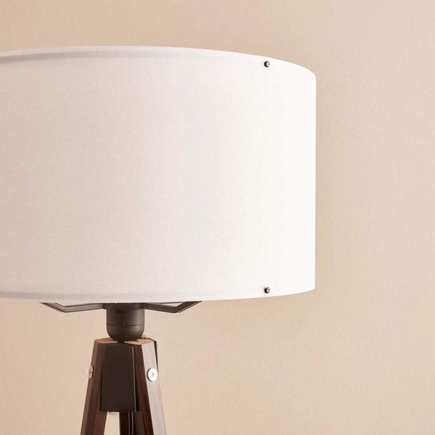 Candeeiro de Pé – 140 cm – Branco e Marrom – Tecido e Madeira