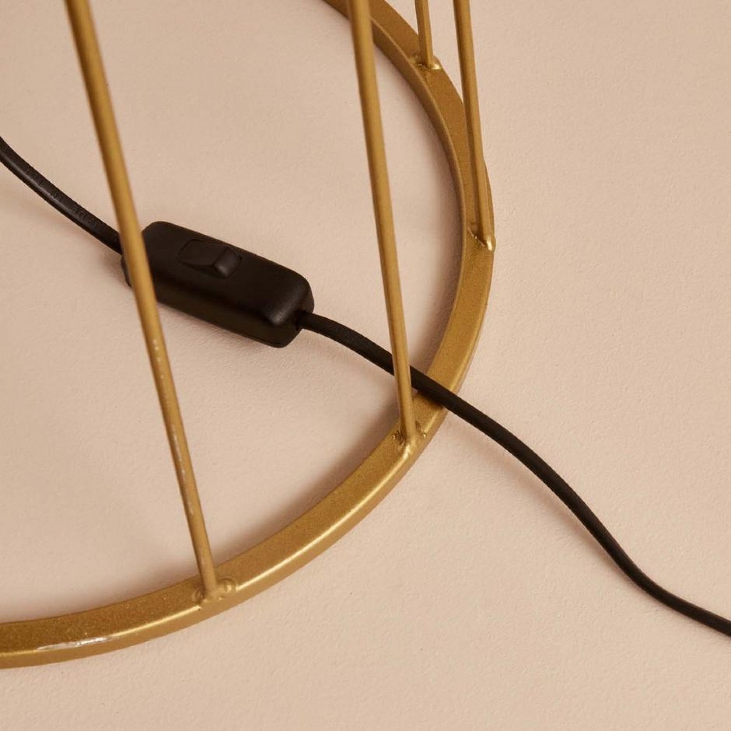 Candeeiro de Pé – 144 cm – Preto e Dourado – Metal