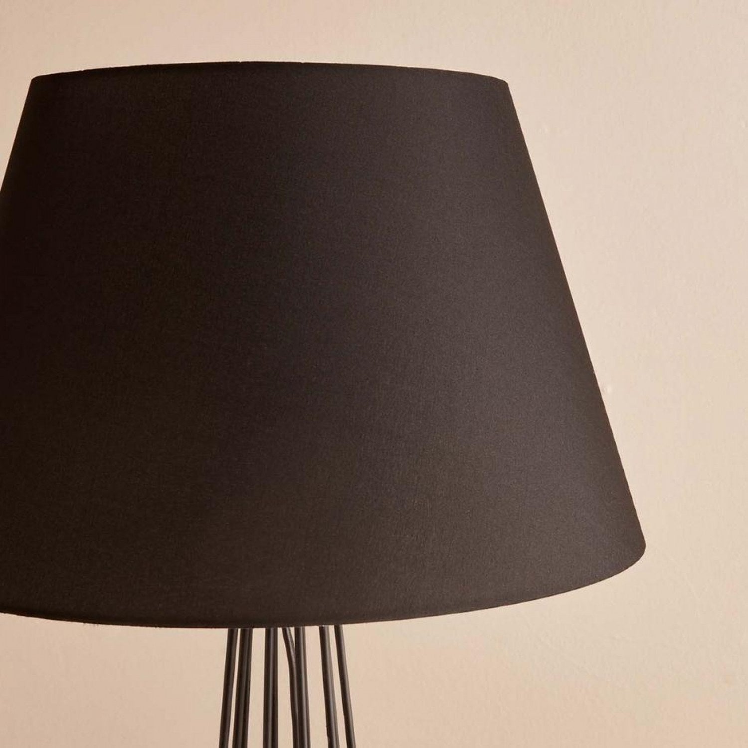 Candeeiro de Pé – 144 cm – Preto – Metal